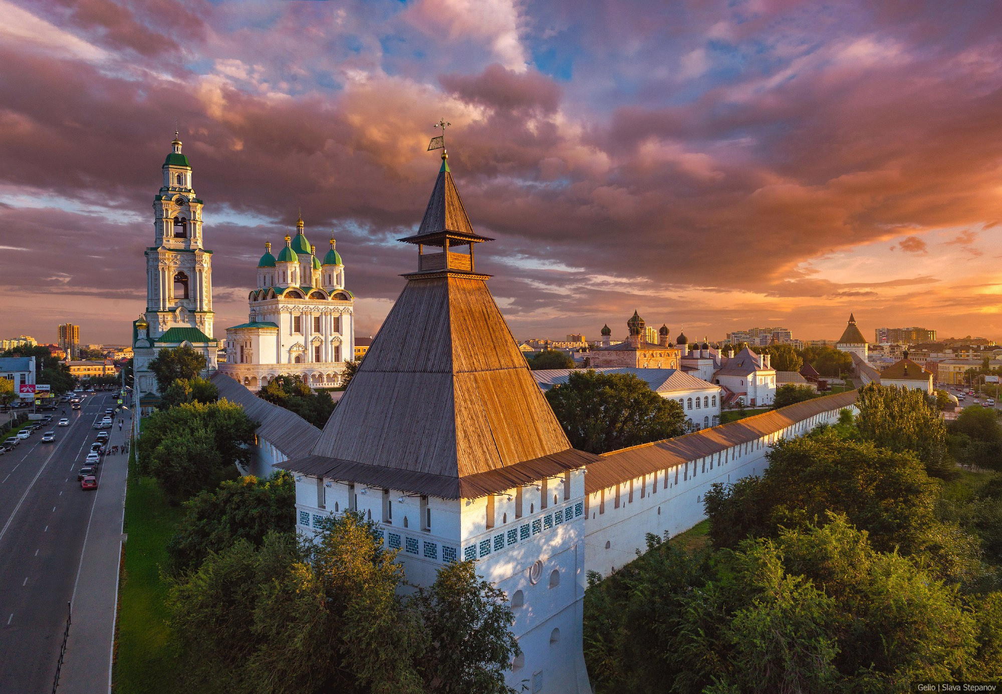 Астрахань кремль с высоты на фоне заката