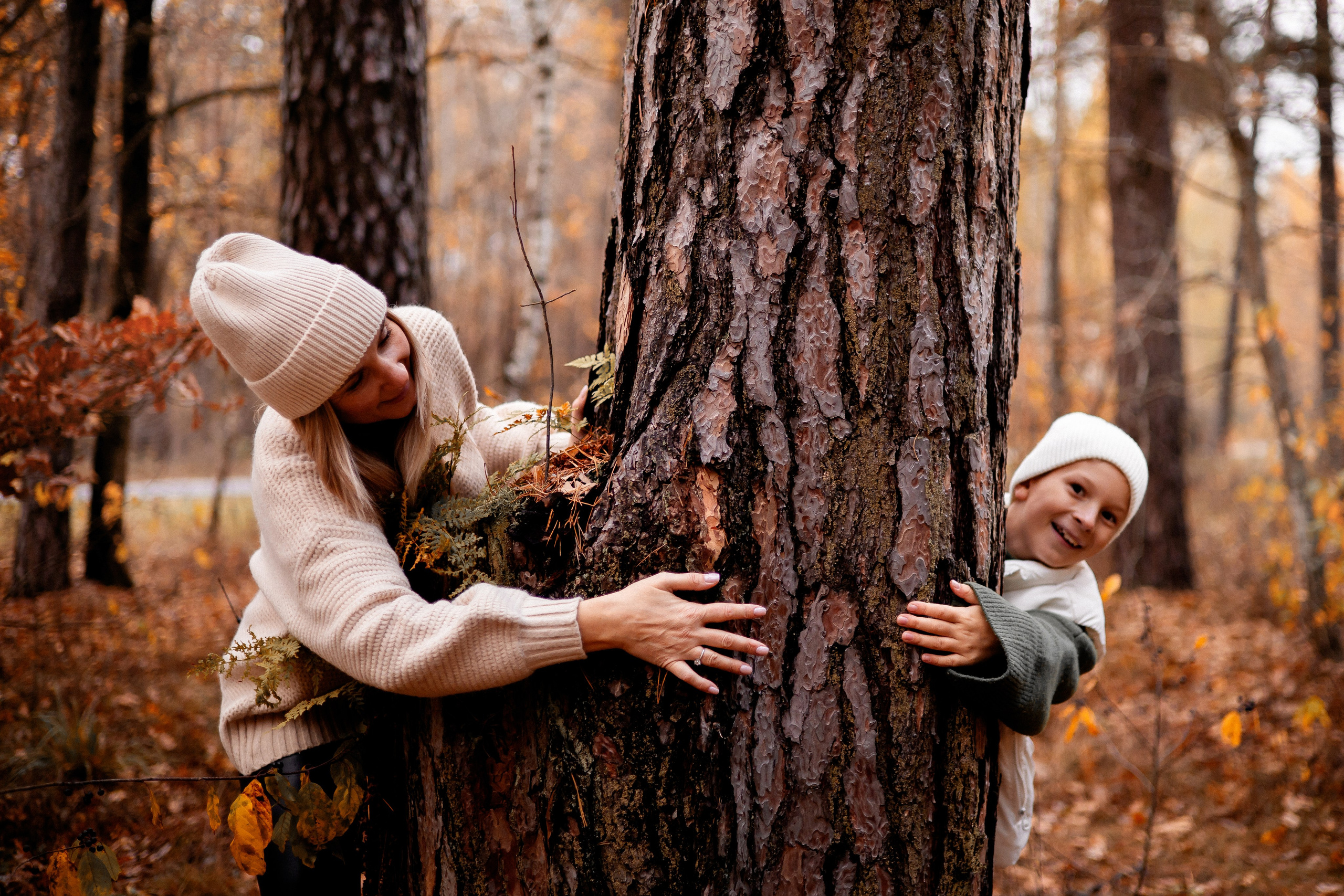 Осенняя фотосессия в Гомеле, семейная фотосессия в лесу, мама и сын, прогулка в лесу, фотосессия с собакой, осенний образ, лайф-стайл, семья, фотограф Гомель