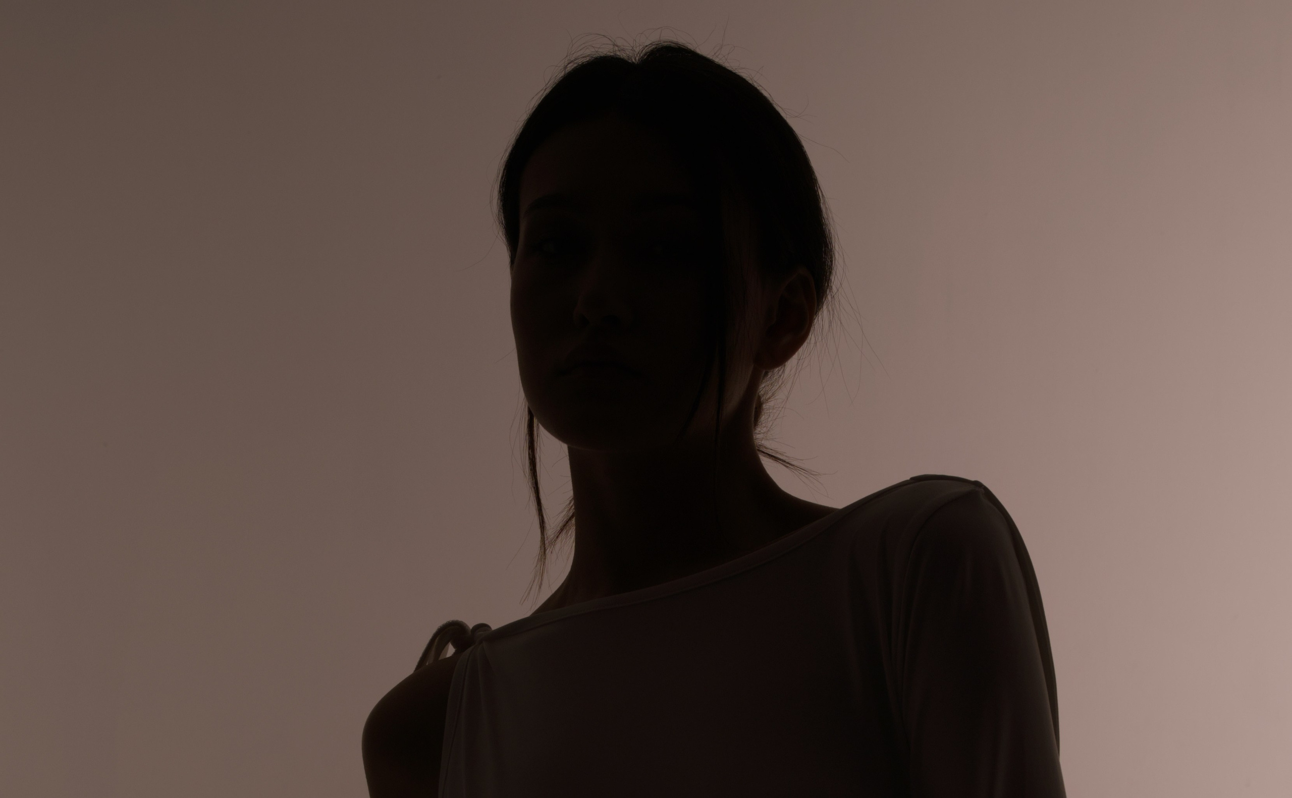 Силуэт на белом со вспышкой. Мир глазами Саши Д