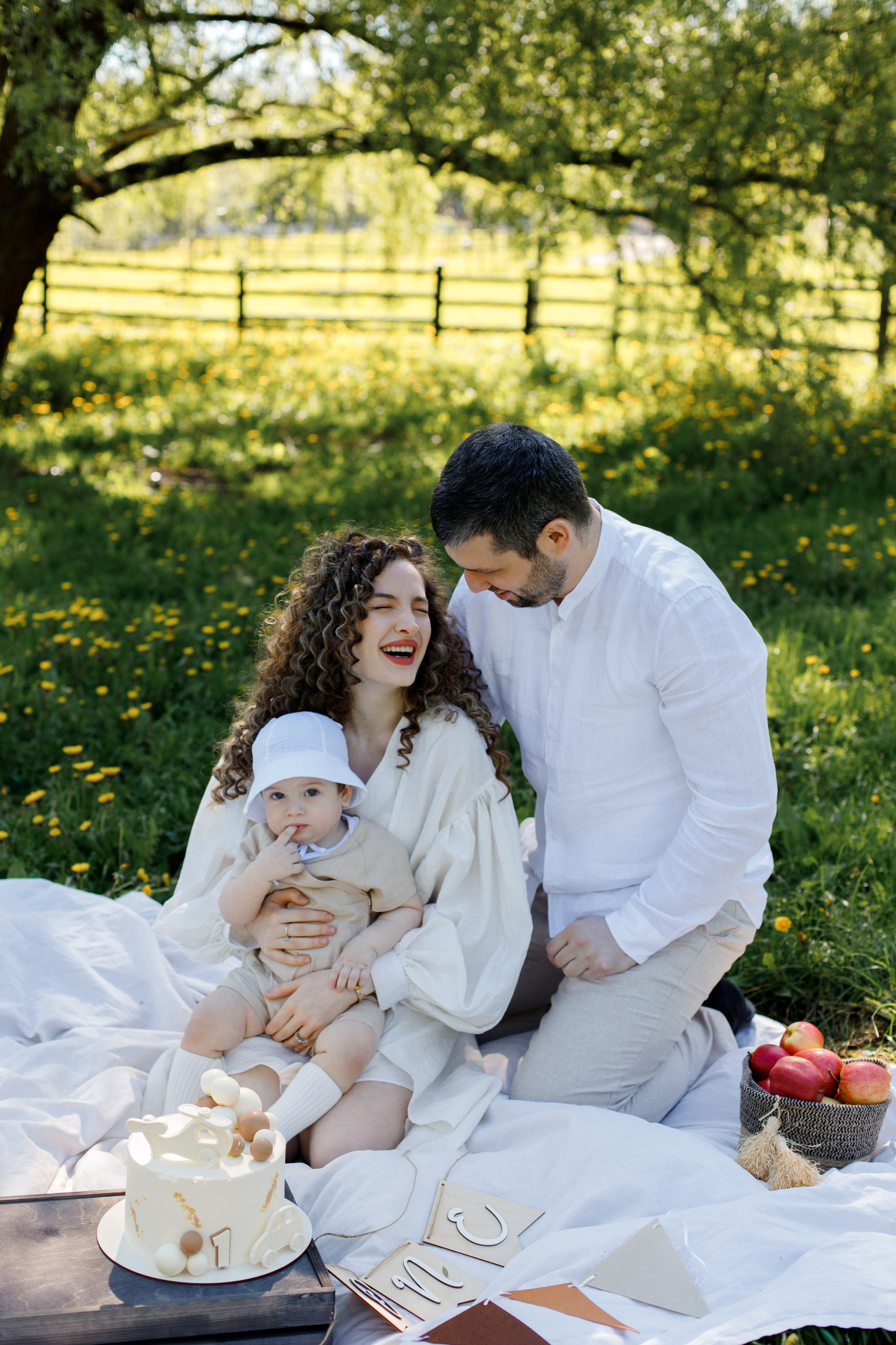 Семейная фотосессия на природе ко дню рождения. Фотограф Александра Сыщенко