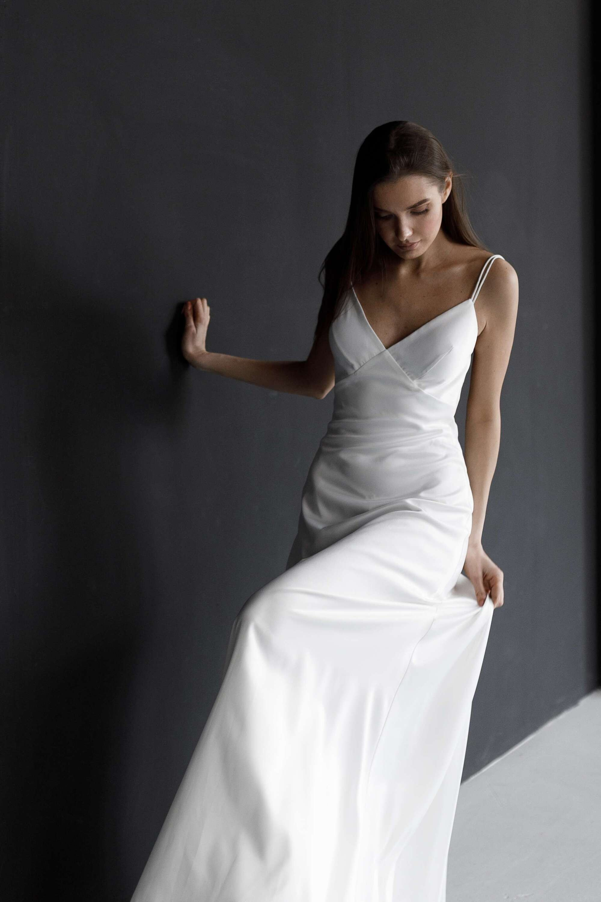 Невеста в темных тонах с черным букетом