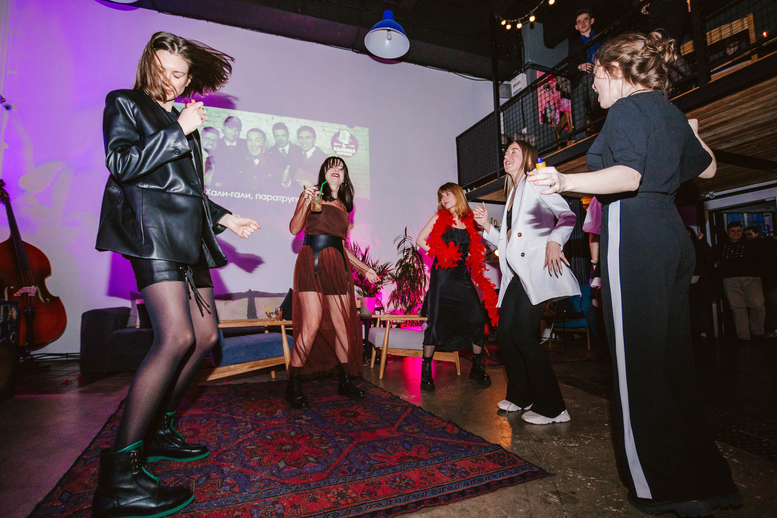 МЕНЯ ПОВСЮДУ ОКРУЖАЕШЬ ТЫ