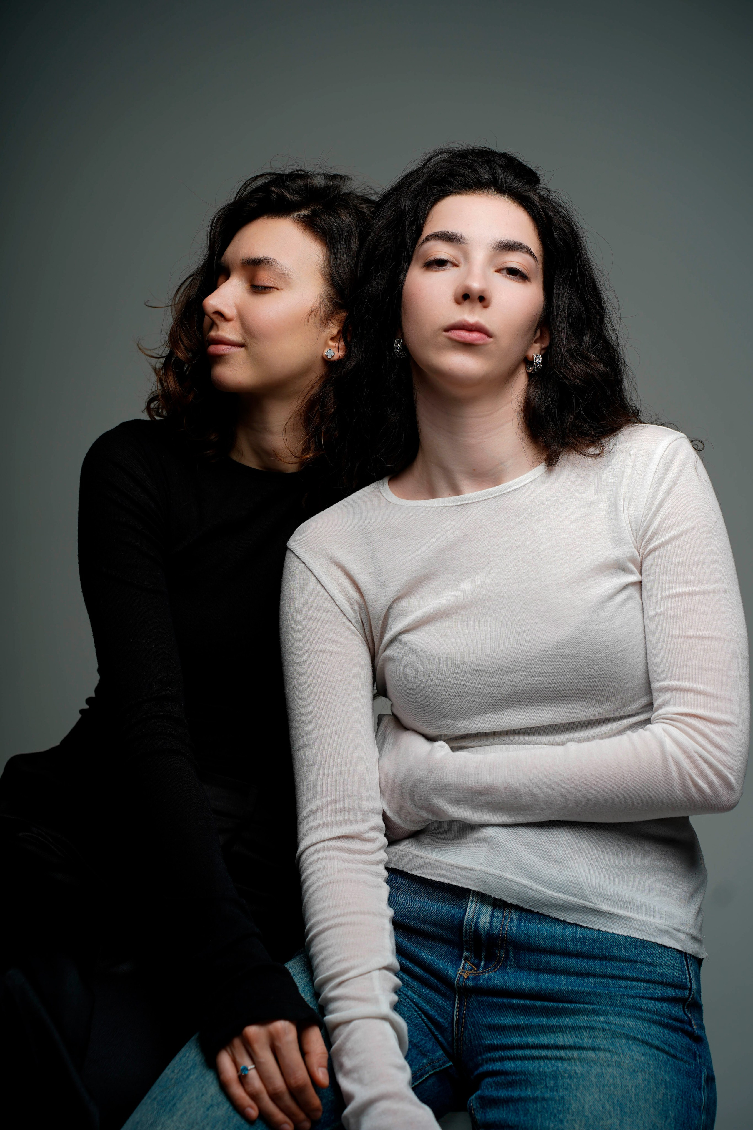 Контрастный портрет двух девушек. Фотограф Анна Калинцева