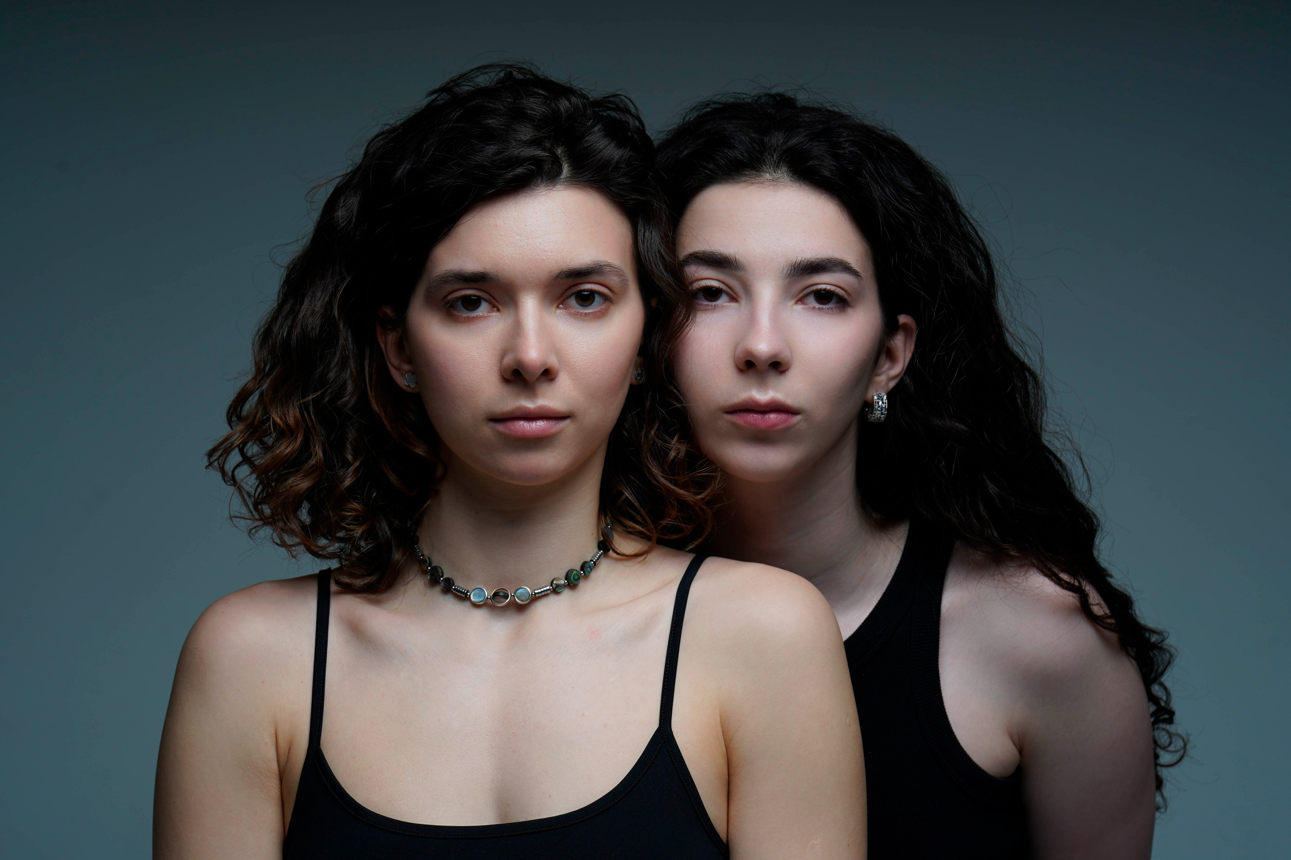 Студийный портрет две сестры