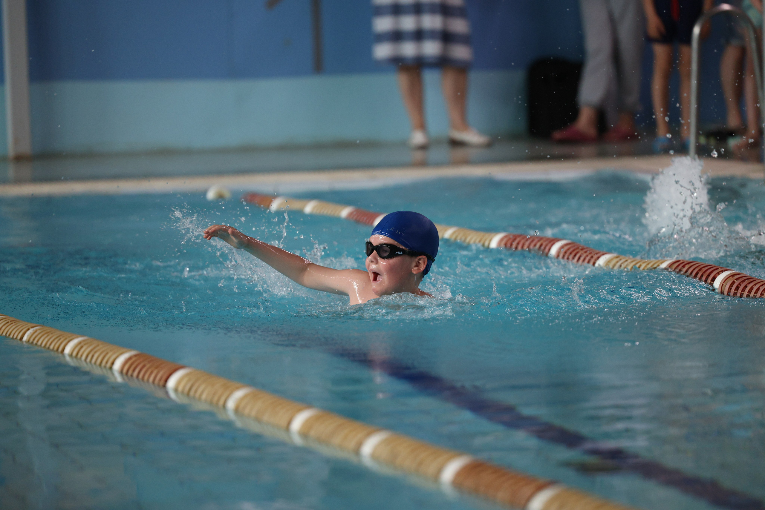 Веселый дельфин. Плавание. Дети 8-9 лет. Фотограф Александр Заломаев
