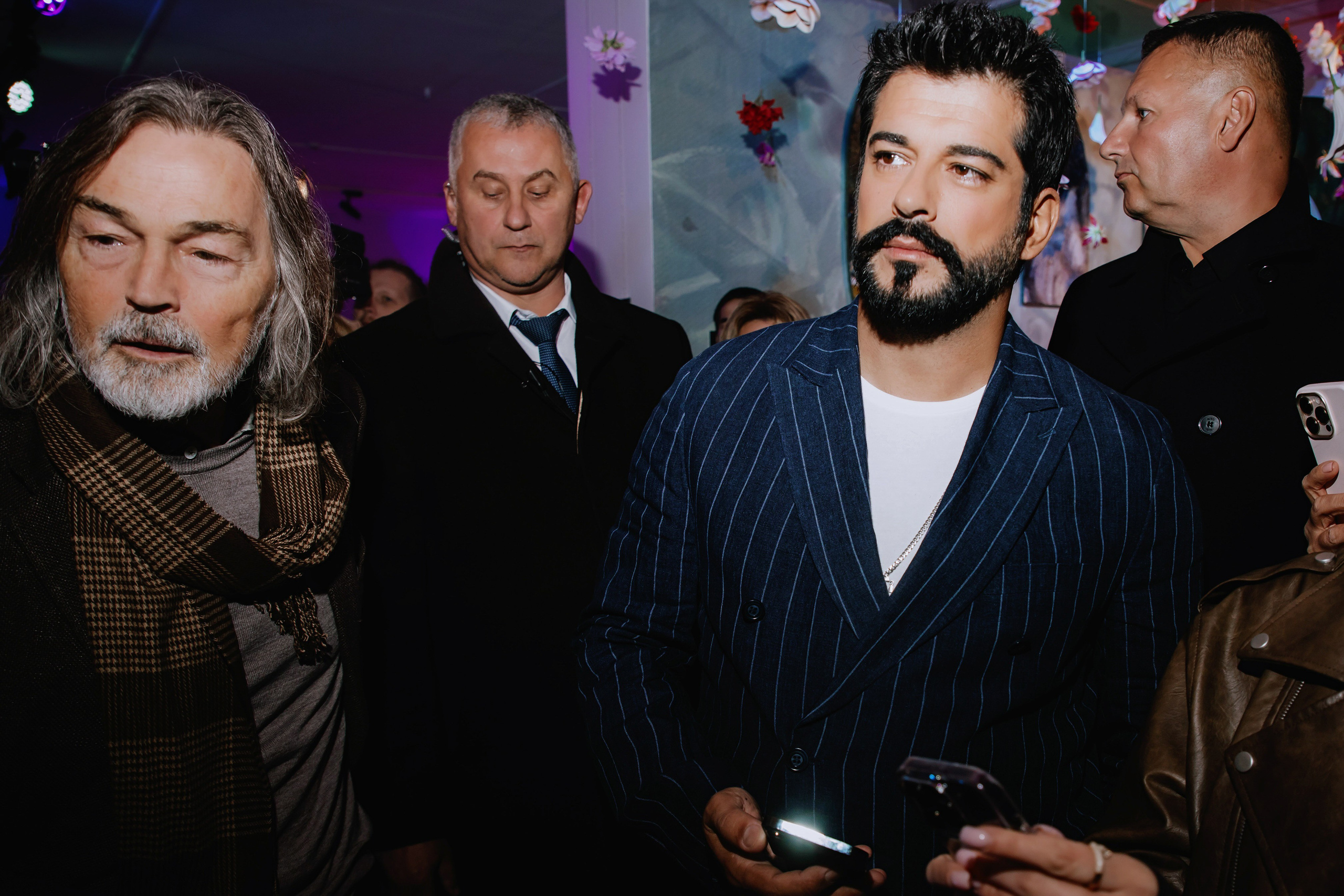 Бурак Озчивит посетил выставку Никаса Сафронова. Фотограф в Москве и Санкт-Петербурге Дарина