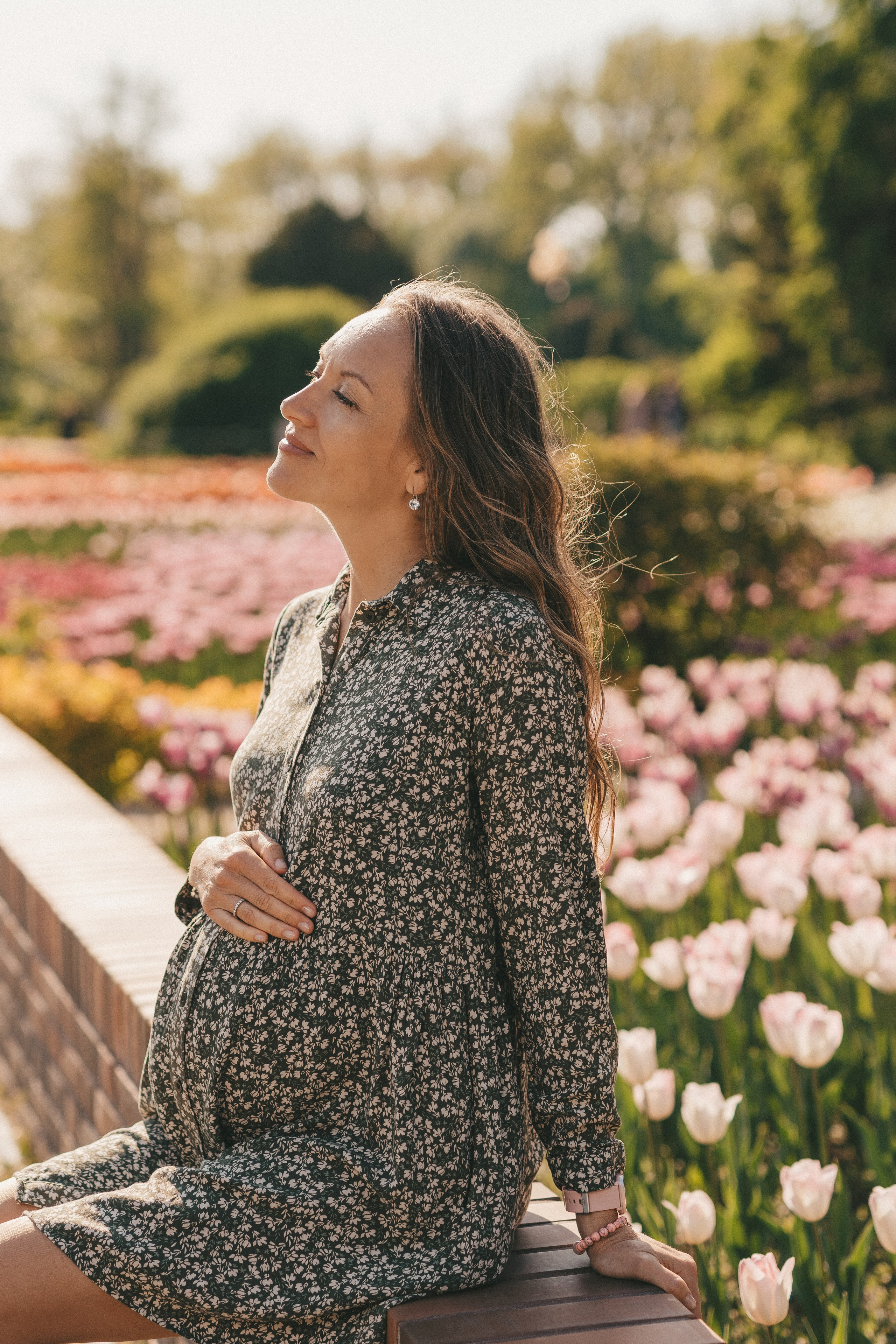 беременная девушка в ботаническом саду