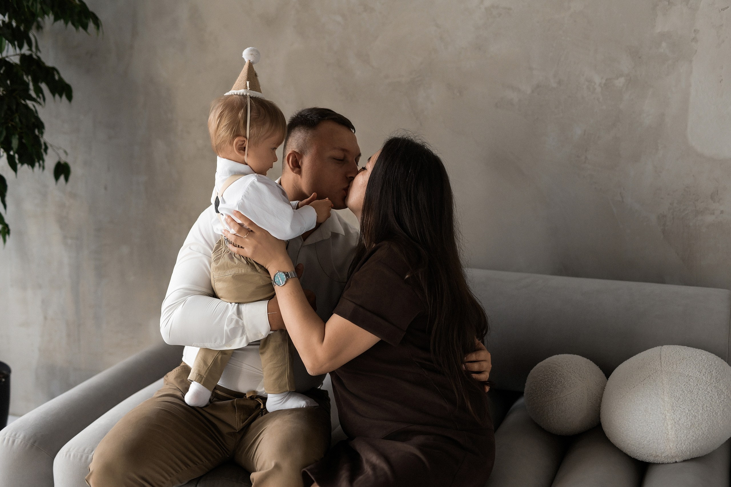 Семейная фотосессия на первый день рождения в Красноярске. 📸 Свадебный и семейный фотограф в Красноярске Тихомиров Евгений | 17 лет опыта | 800+ свадеб