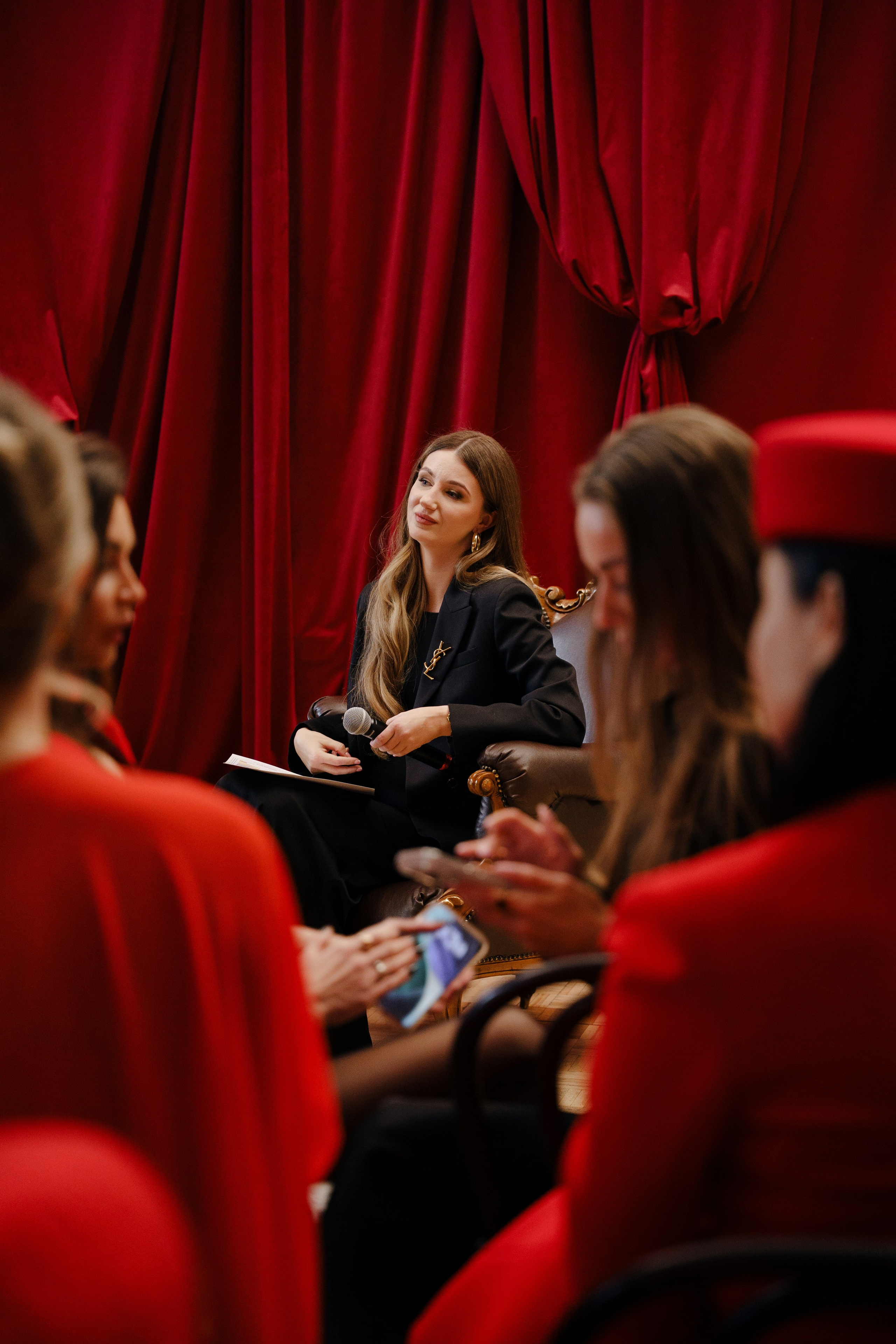 «ИСПОВЕДЬ» встреча женского клуба. Репортажный фотограф в Москве Саша Дружинина