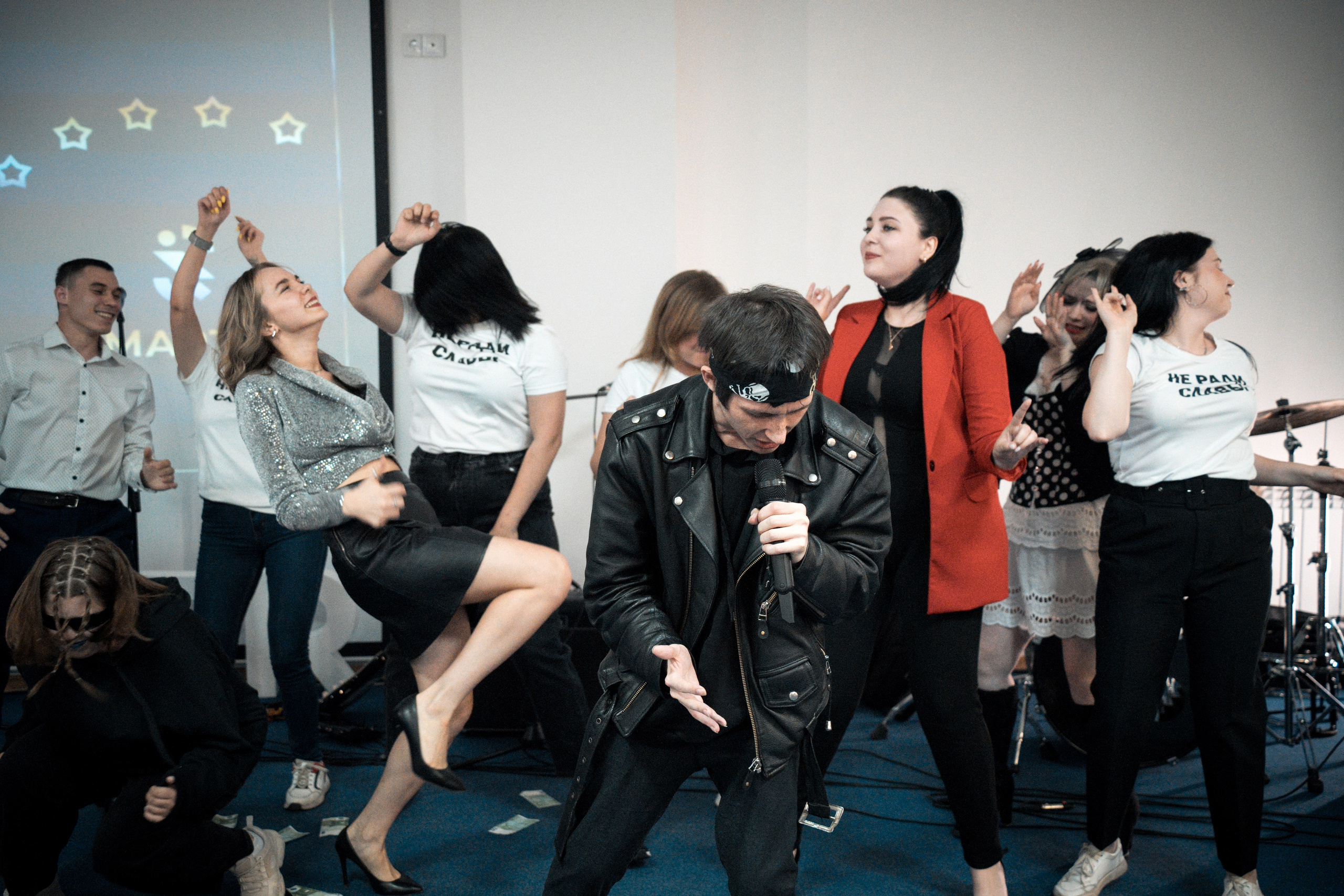 Фотография, сделанная во время профессиональной фотосессии. На ней изображена модель или группа людей в студии или на открытом воздухе. В кадре присутствуют студийное освещение и реквизит.