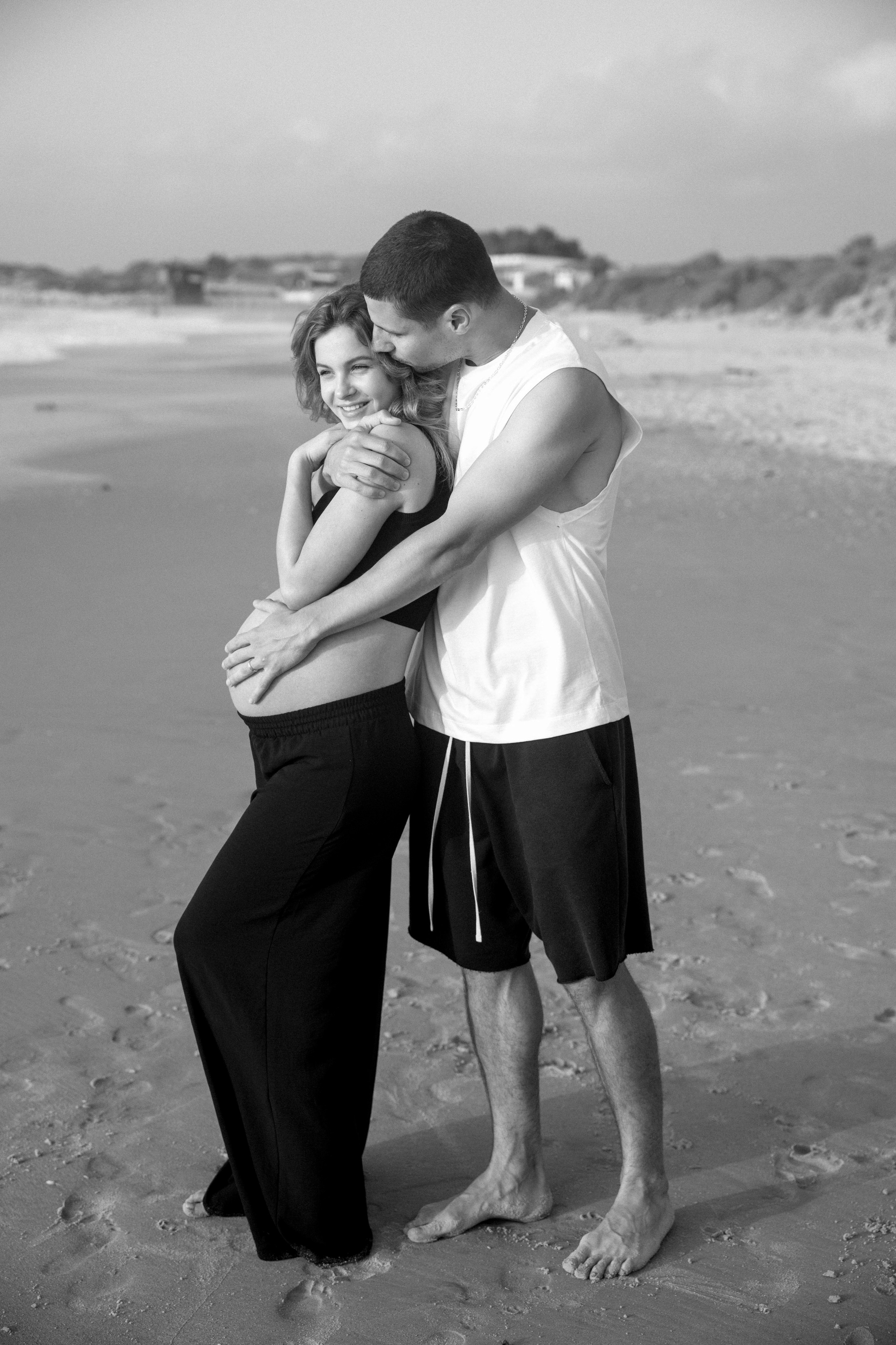 Pregnancy photoshoot near the sea (cloudy weather). Главная