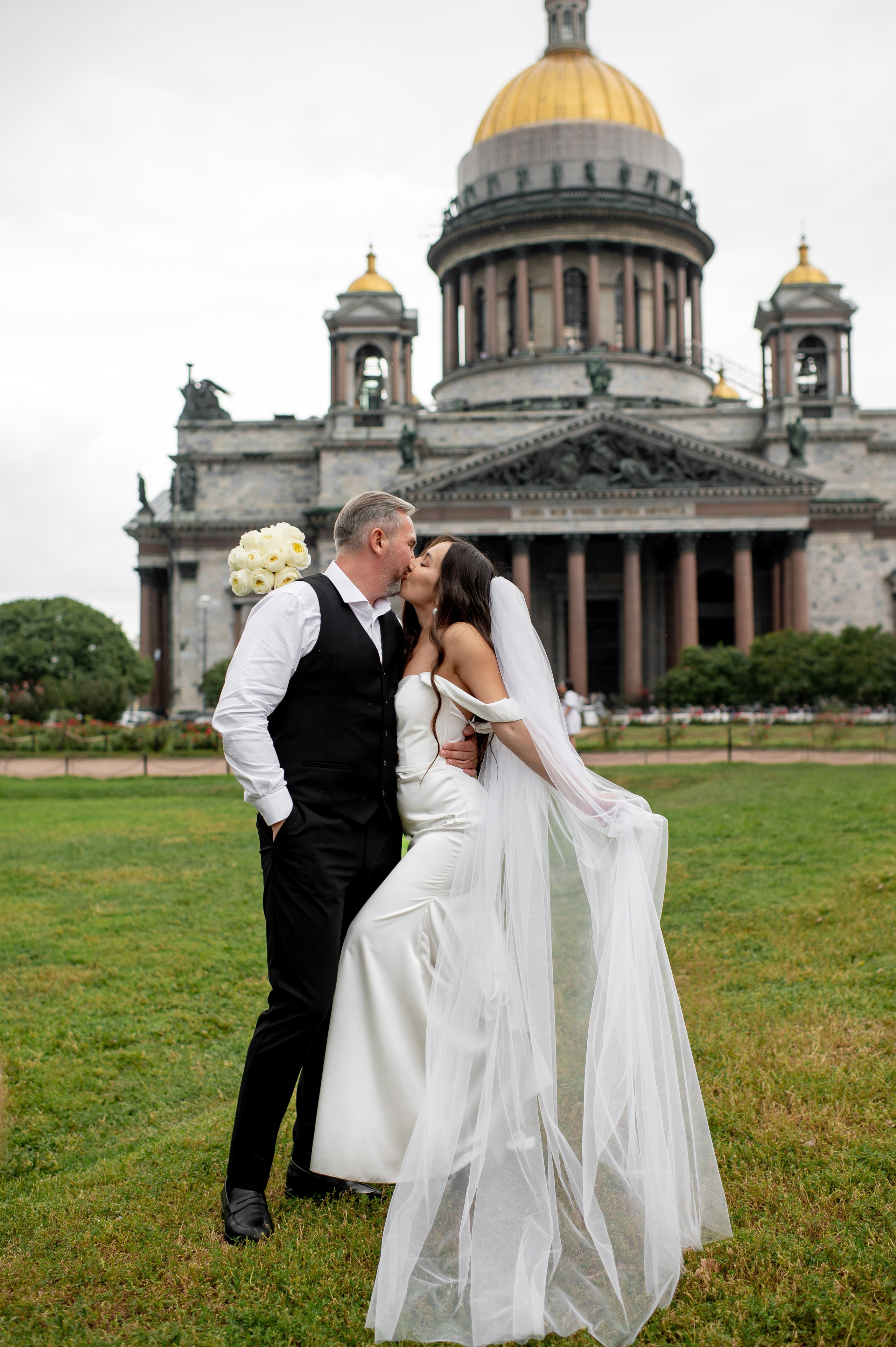 Классическая свадебная фотосессия Аины и Антона по самым красивым местам для свадебной прогулки в Санкт-Петербурге. Портретный, семейный и свадебный фотограф в Санкт-Петербурге и в Пушкине Ширяев Денис