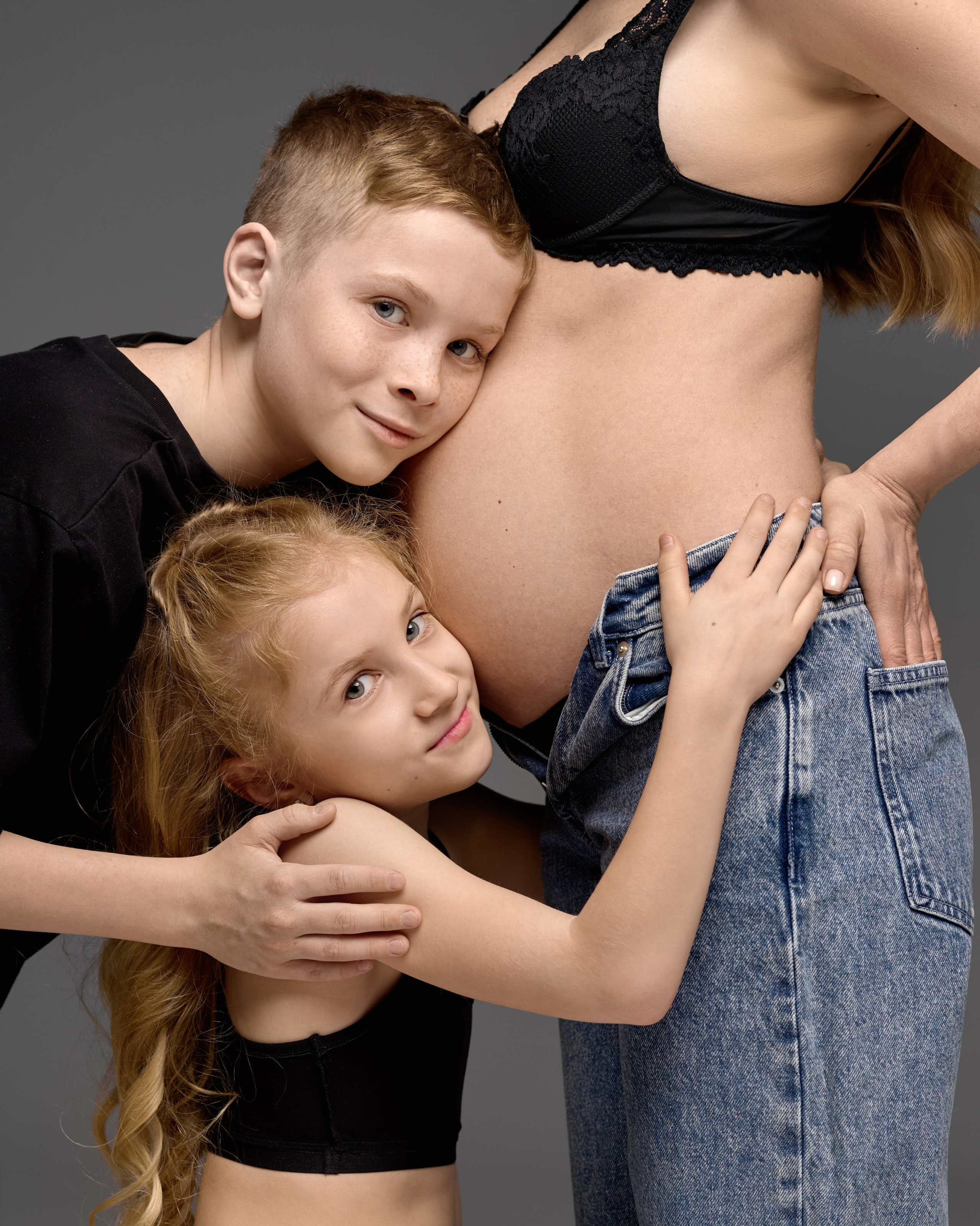 Семейная фотосессия беременных, дети обнимают живот мамы, ожидание второго ребенка, стильные джинсы, фото будущей мамы с детьми