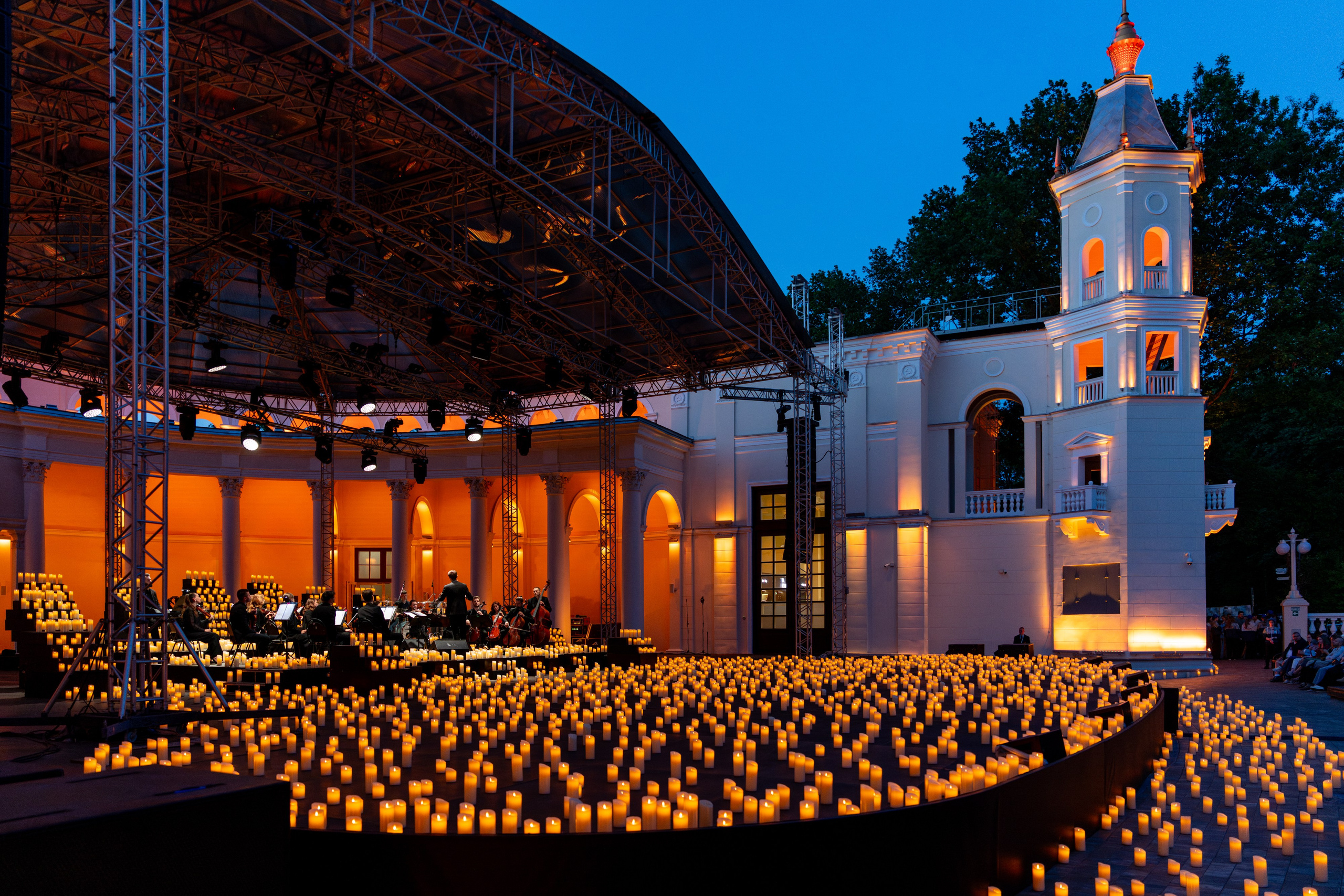 Симфонический оркестр Lumisfera при свечах. Фотограф Никита Комаров