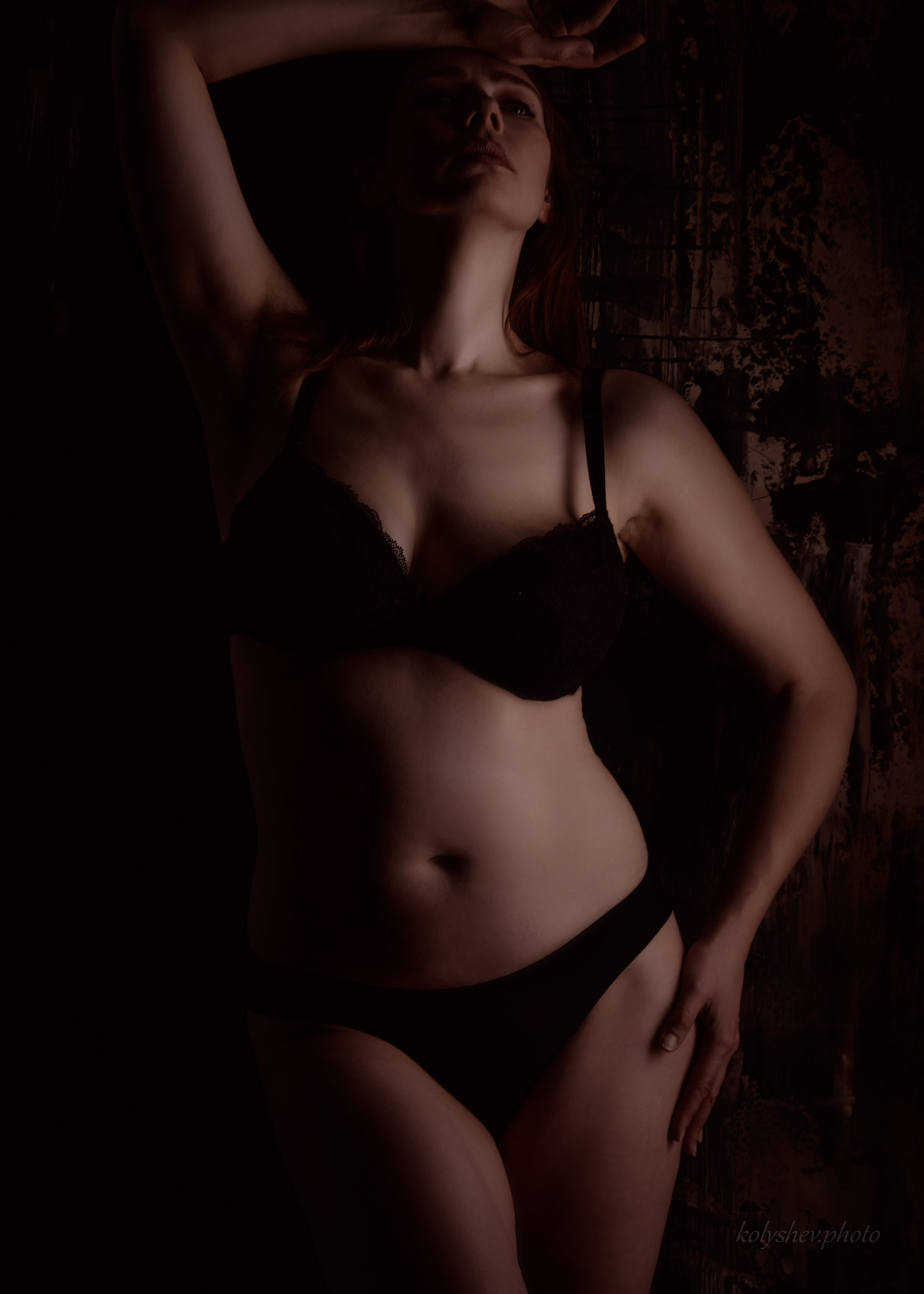 Женская съёмка в очень низком ключе в студии в Москве. Портретный фотограф на новый год в Москве Виктория Колышева