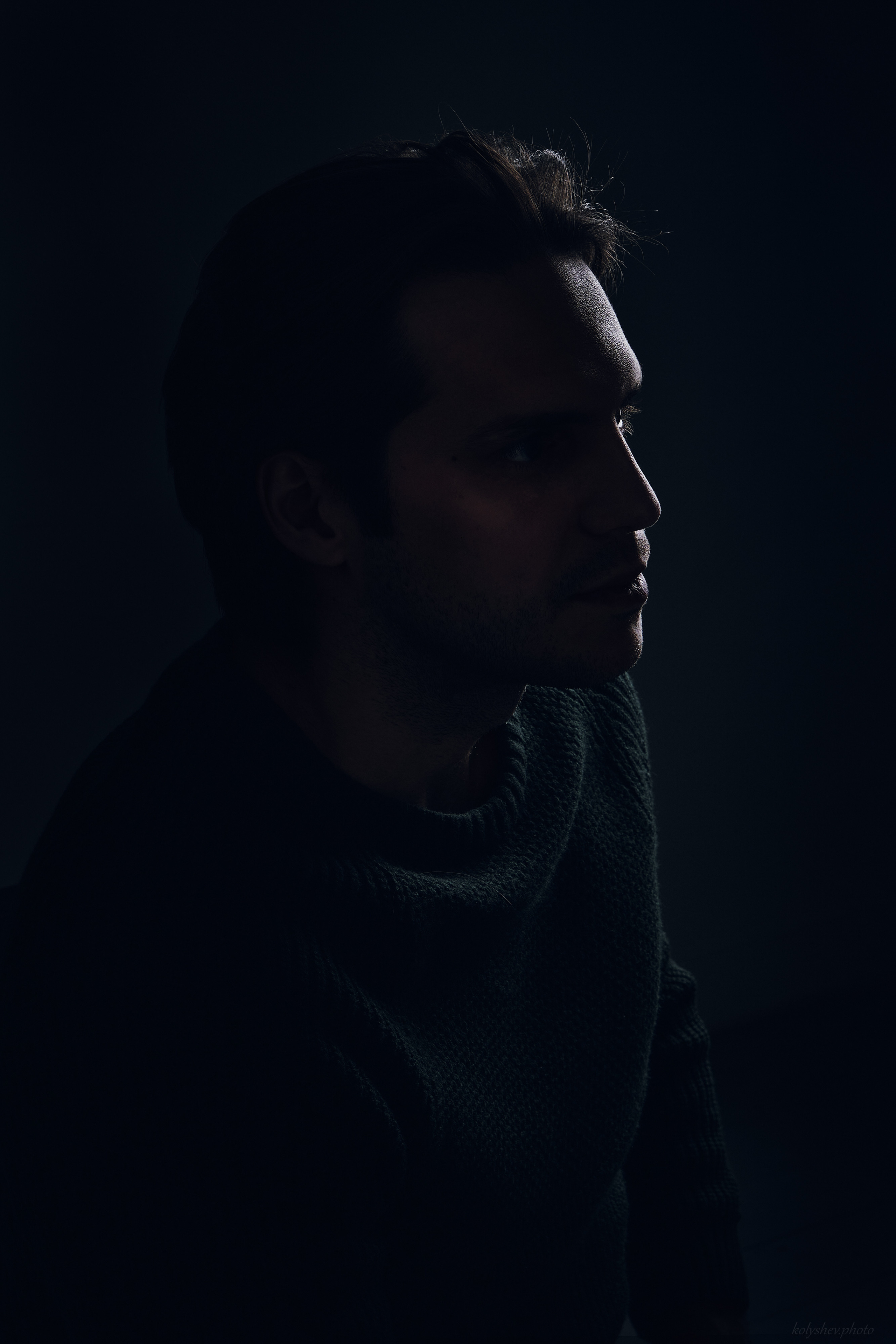 фотосессия для мужчины в низком ключе в студии в Москве фотограф Колышева Виктория