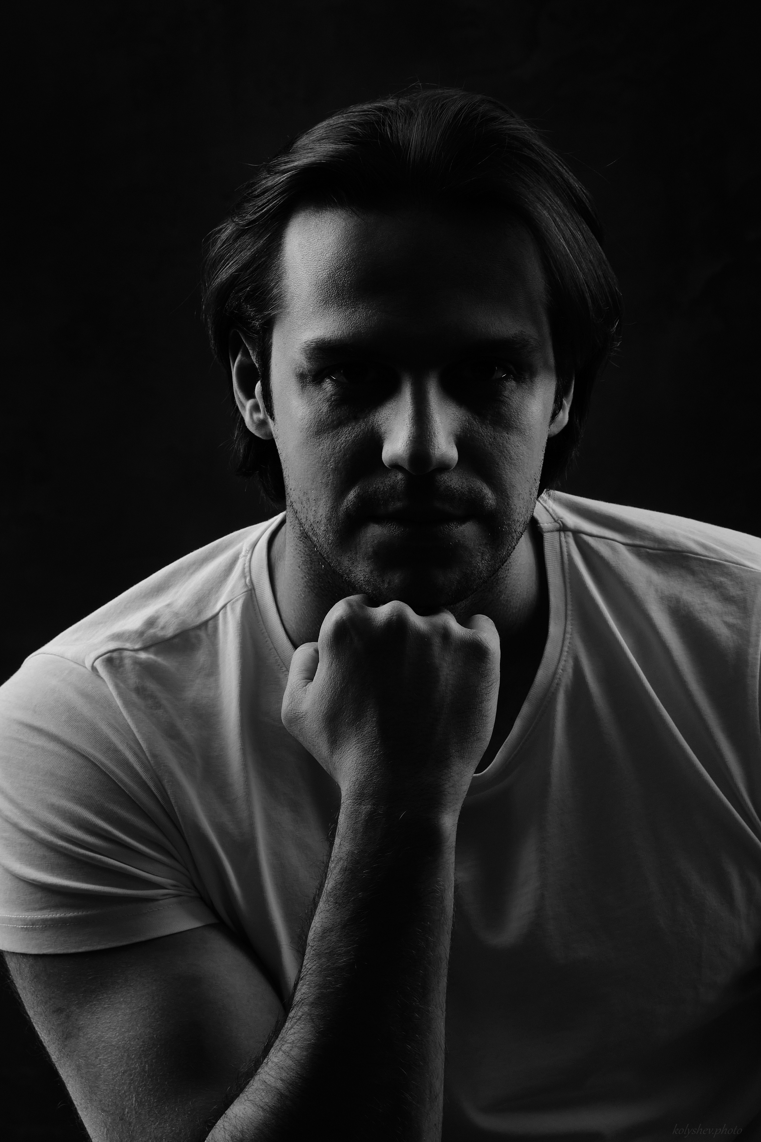 фотосессия для мужчины в низком ключе в студии в Воскресенске фотограф Колышева Виктория