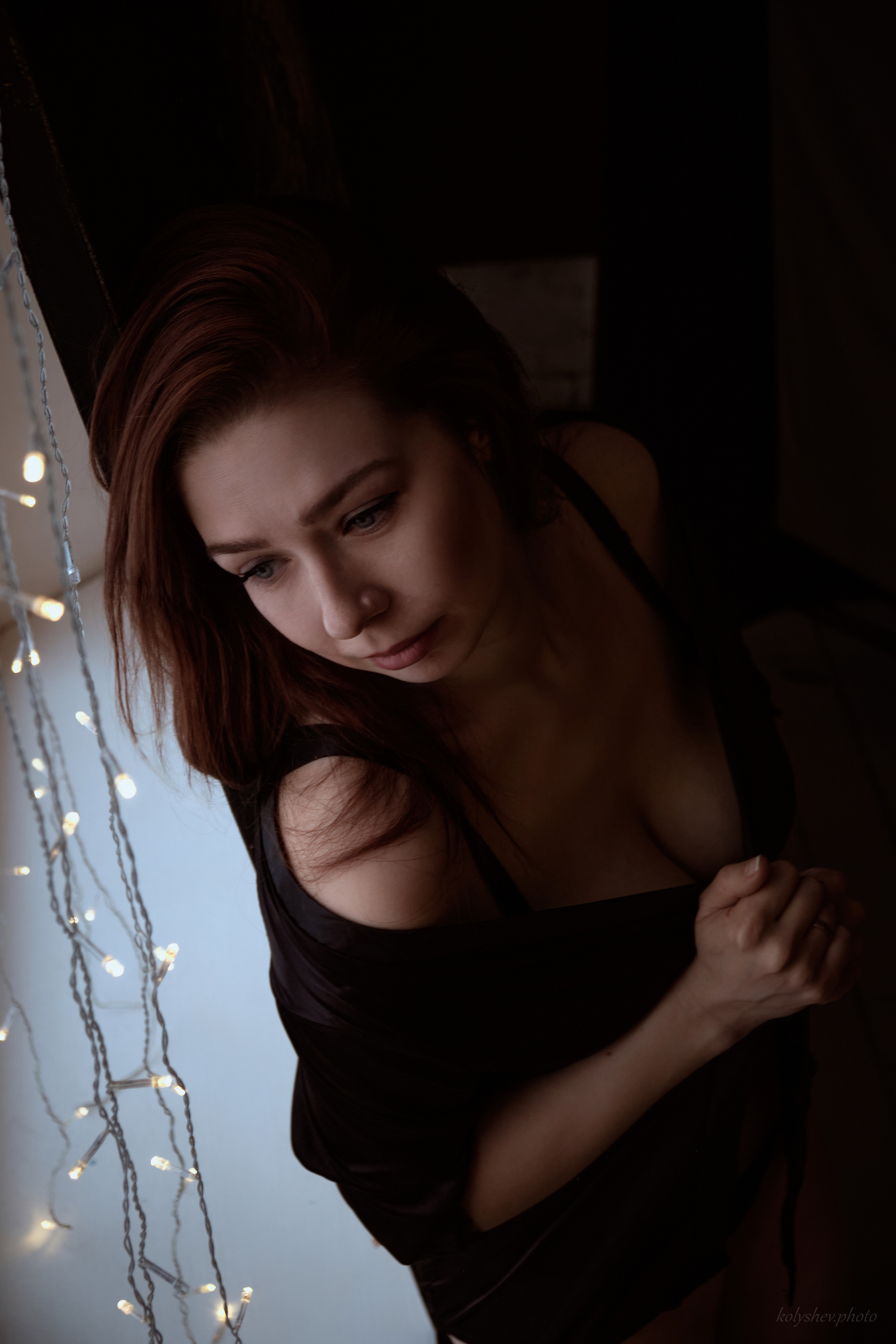 Женская съёмка в очень низком ключе в студии в Москве. Портретный фотограф на новый год в Москве Виктория Колышева