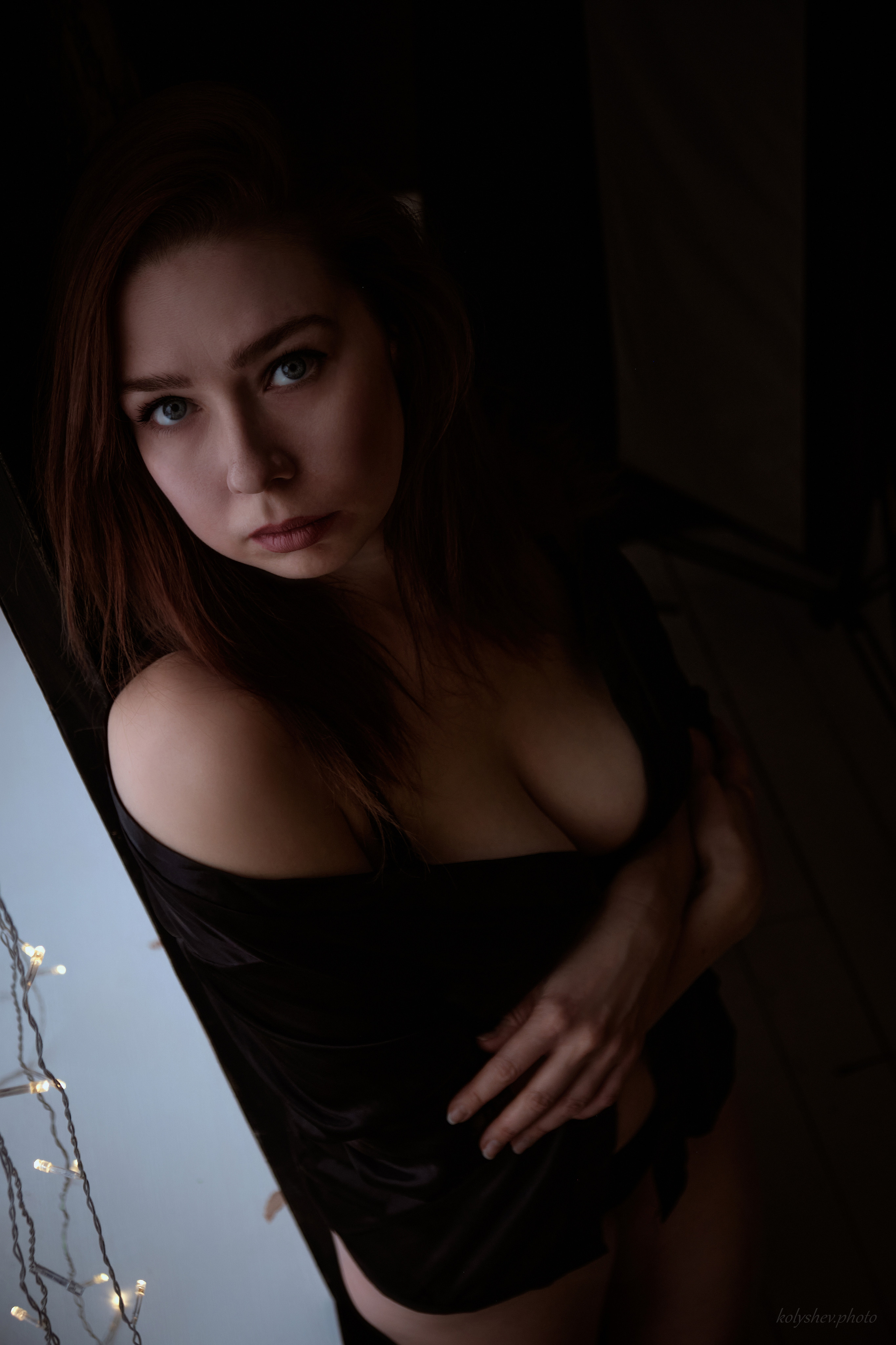 Женская съёмка в очень низком ключе в студии в Москве. Портретный фотограф на новый год в Москве Виктория Колышева