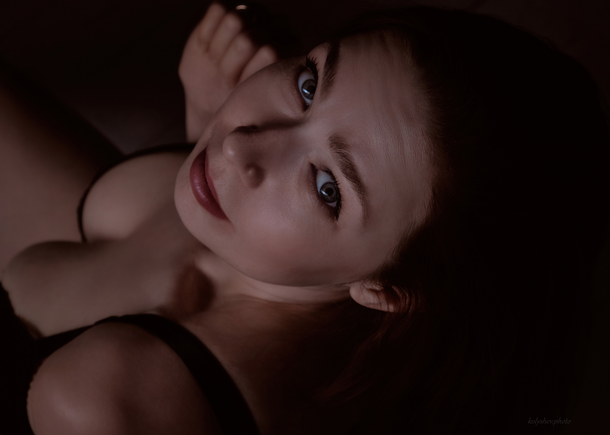 Женская съёмка в очень низком ключе в студии в Москве. Портретный фотограф на новый год в Москве Виктория Колышева