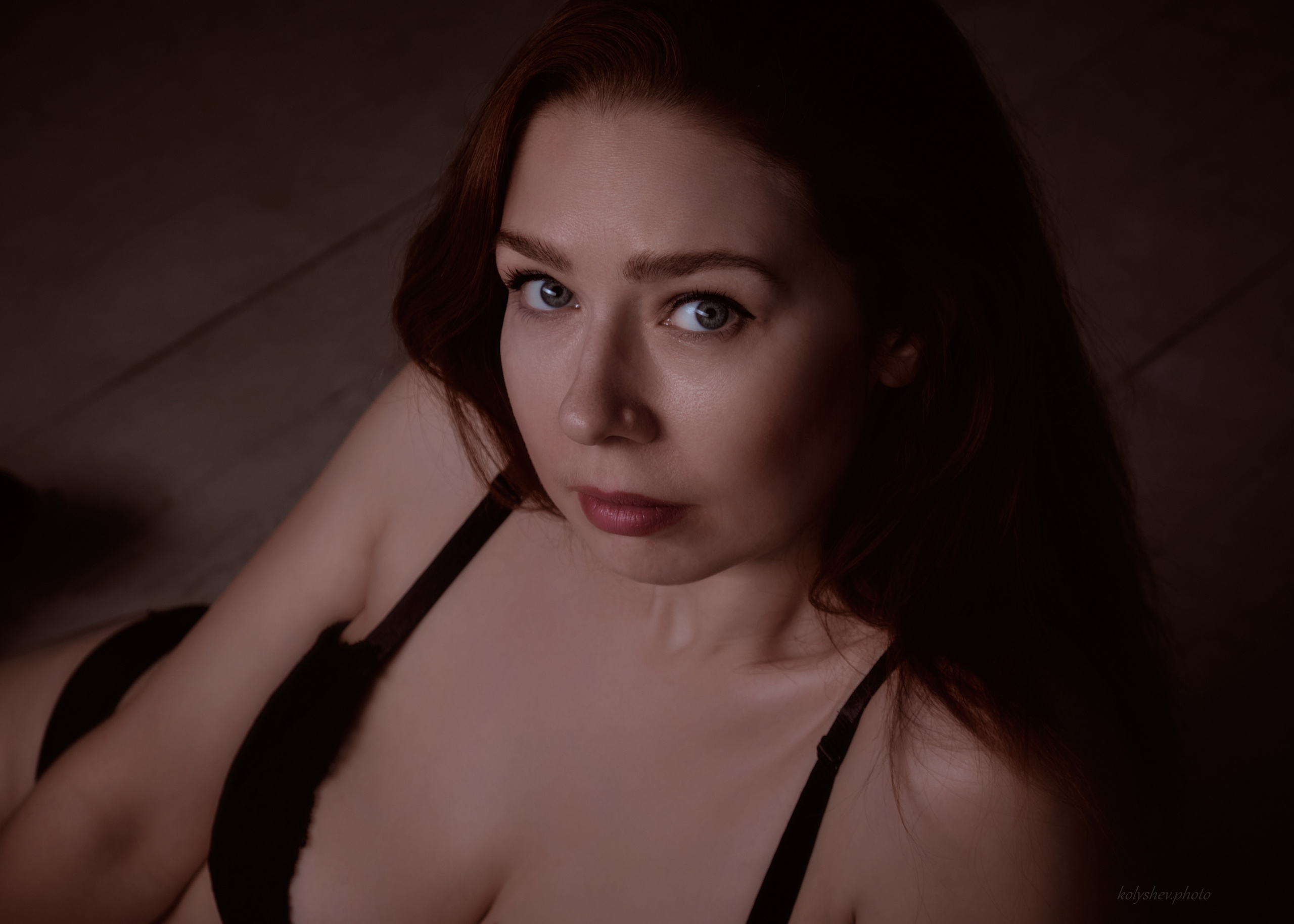 Женская съёмка в очень низком ключе в студии в Москве. Портретный фотограф на новый год в Москве Виктория Колышева