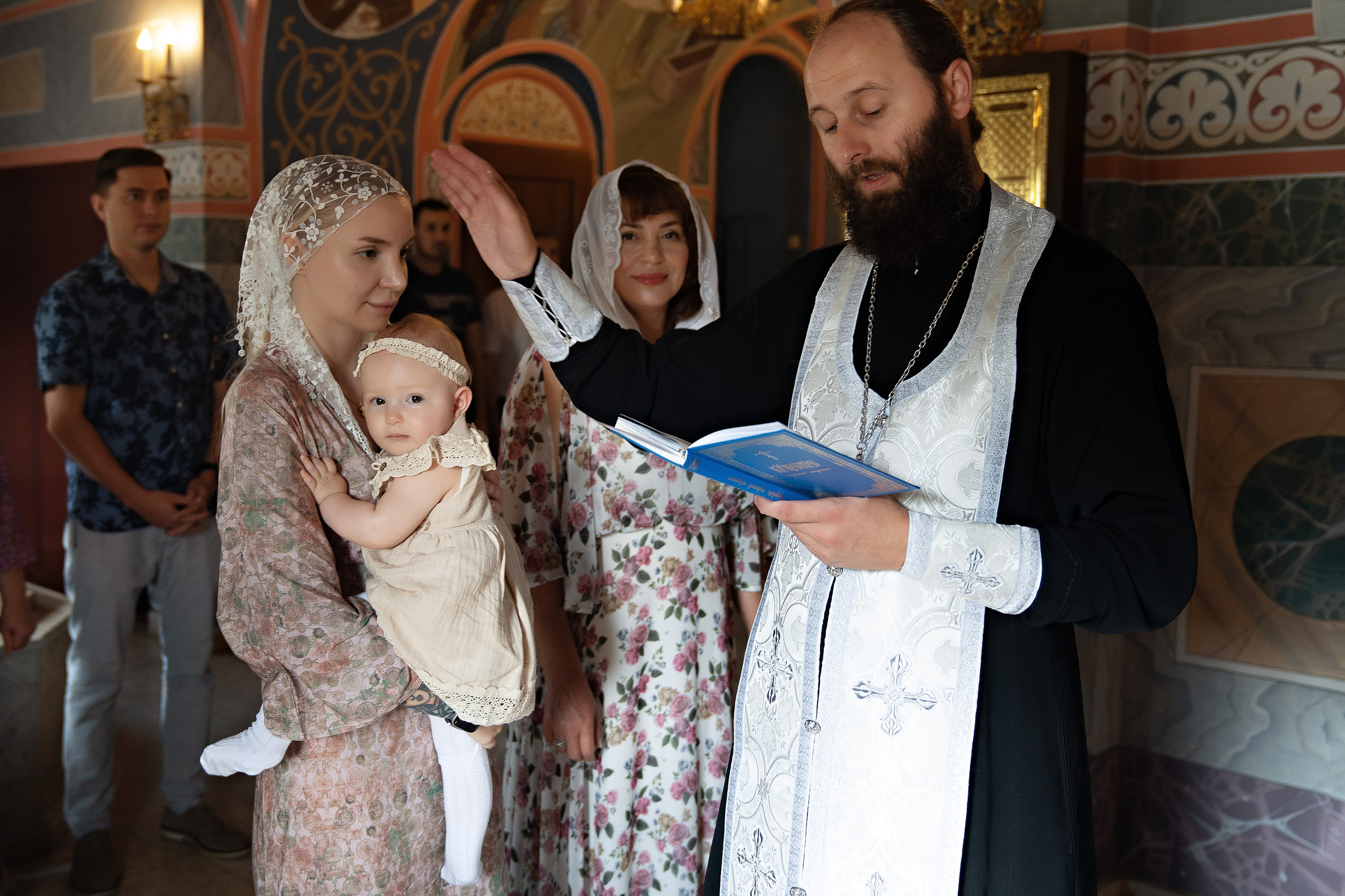 Таинство Крещения в храме Воскресения Христова дер. Поповка г. Москва. Семейный и детский фотограф в Москве Екатерина Офицерова