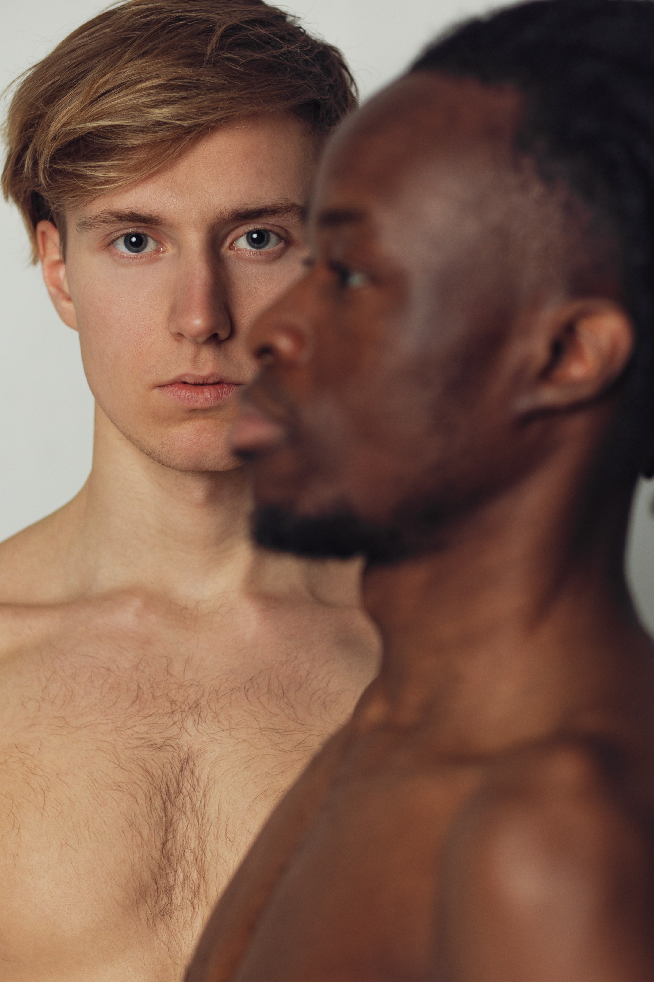 Чернокожий парень и белый парень