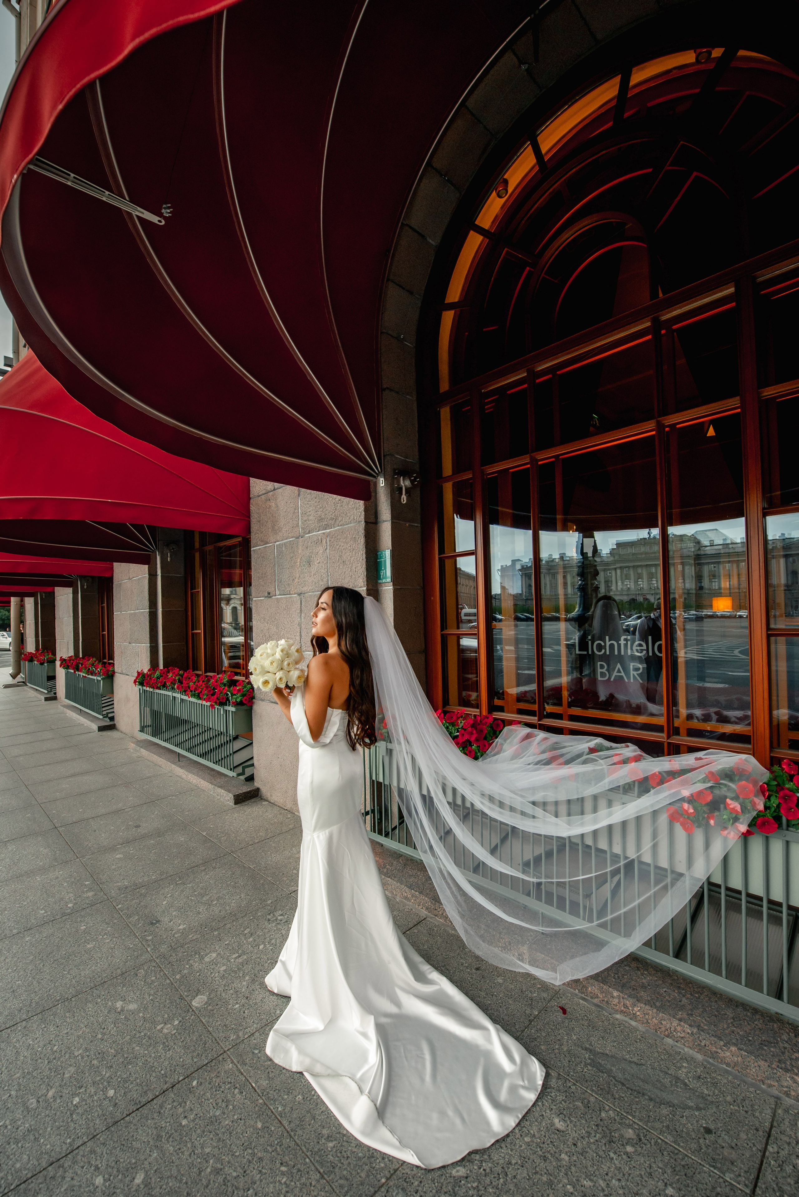 Классическая свадебная фотосессия Аины и Антона по самым красивым местам для свадебной прогулки в Санкт-Петербурге. Портретный, семейный и свадебный фотограф в Санкт-Петербурге и в Пушкине Ширяев Денис