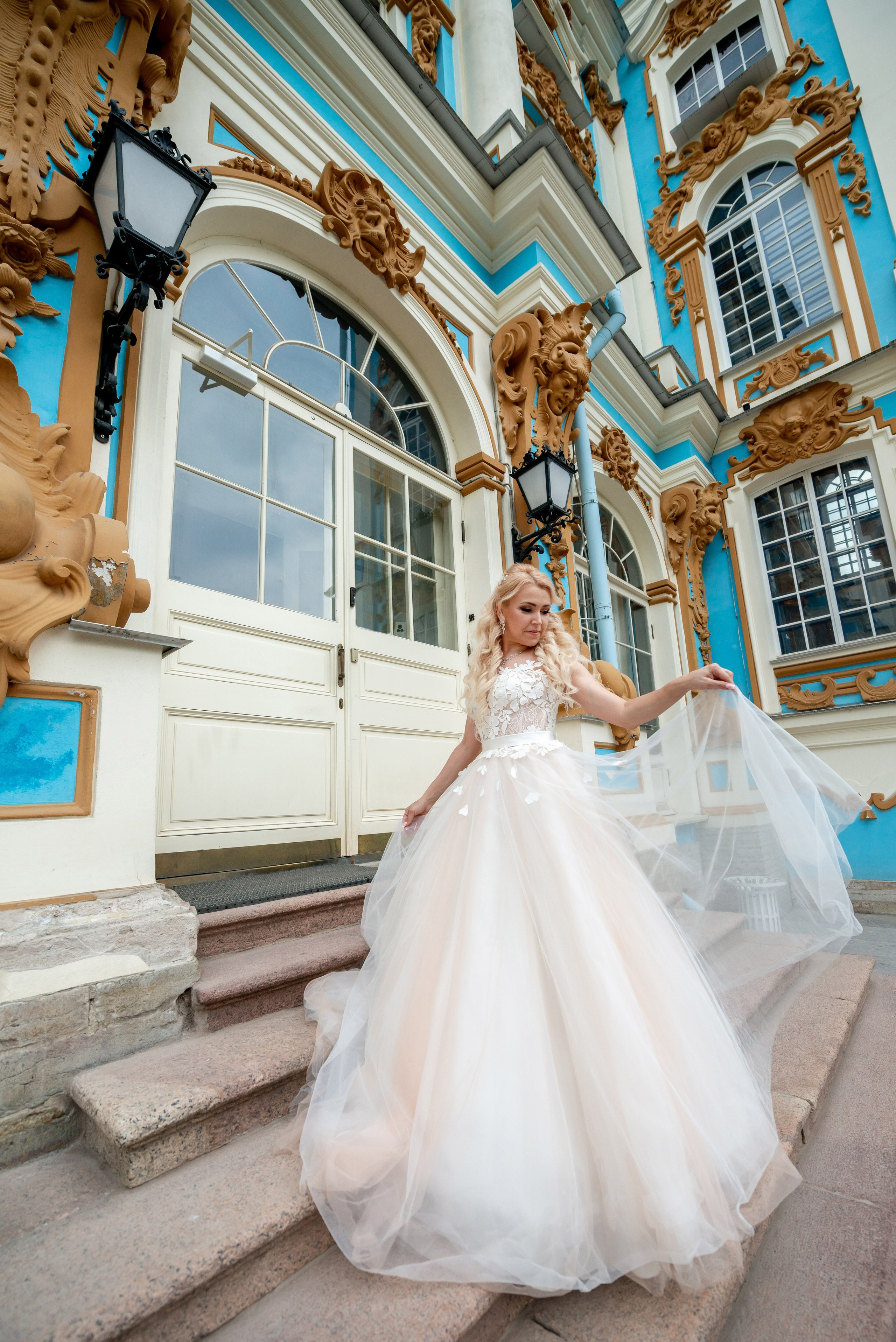 Евгения (фотосессия с малиновым chevrolet camaro, в сирени в Пушкине в Екатерининском парке). Портретный, семейный и свадебный фотограф в Санкт-Петербурге и в Пушкине Ширяев Денис