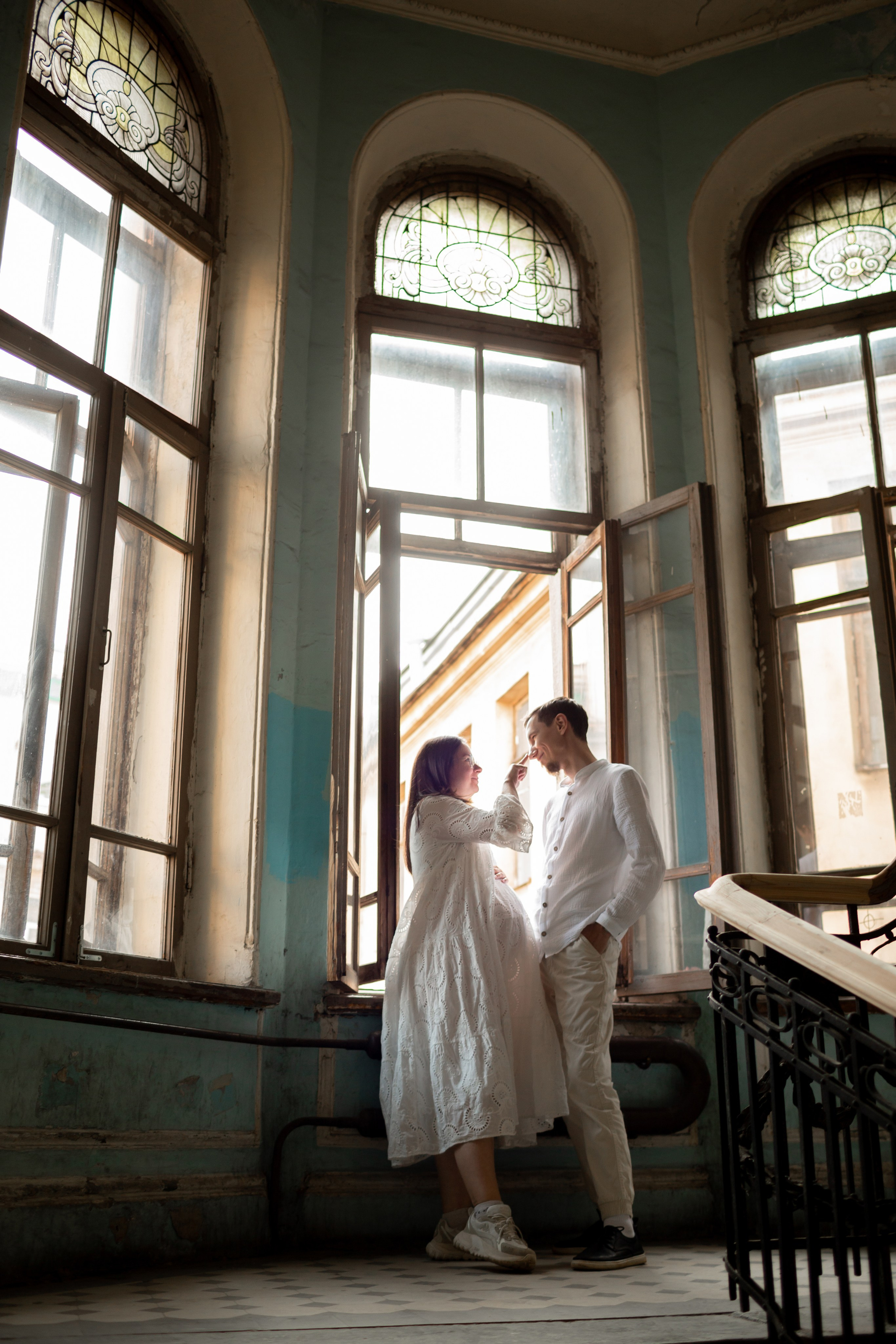  Счастливая пара в ожидании ребёнка в старинной парадной.