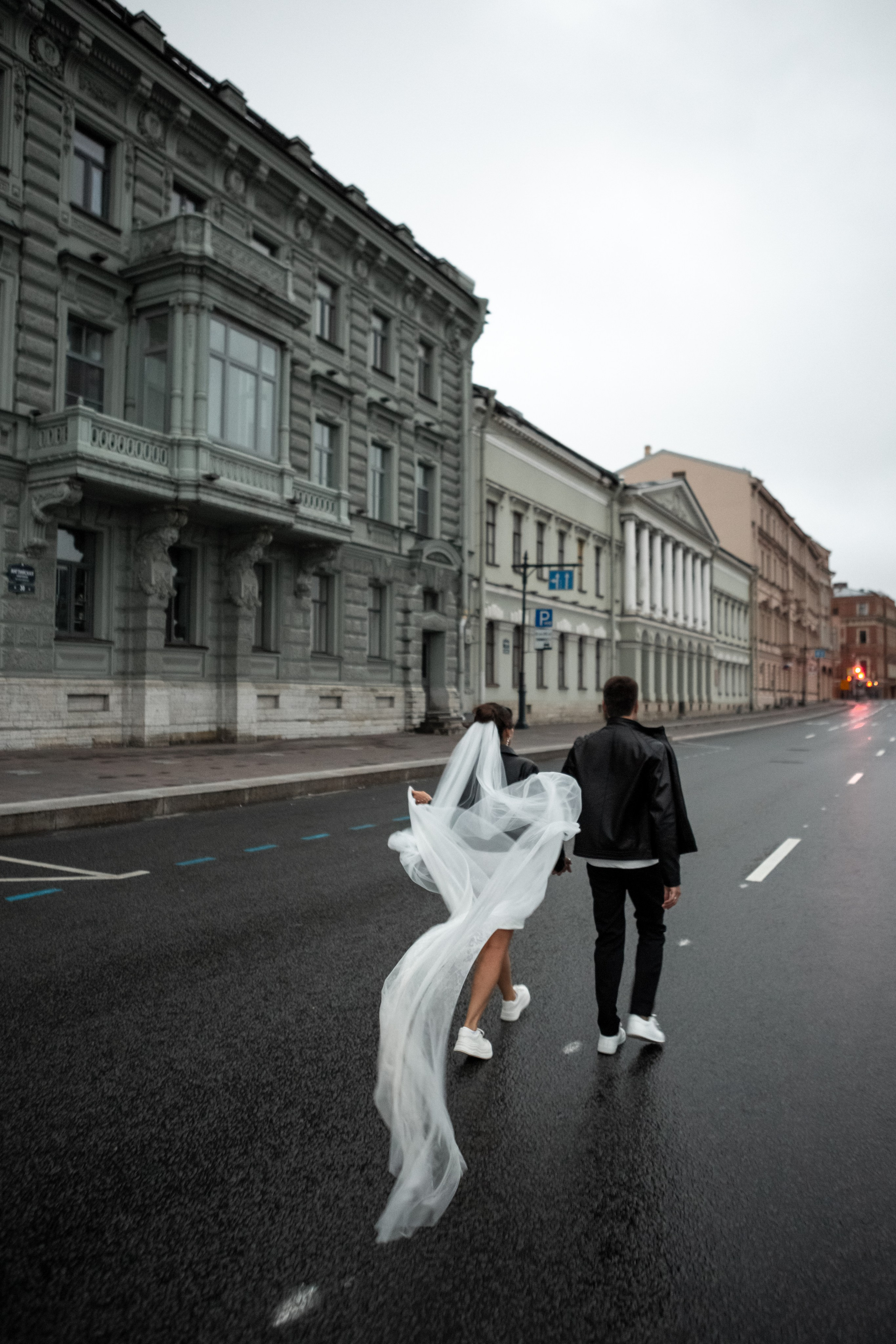 Свадебная фотопрогулка в ночном Петербурге