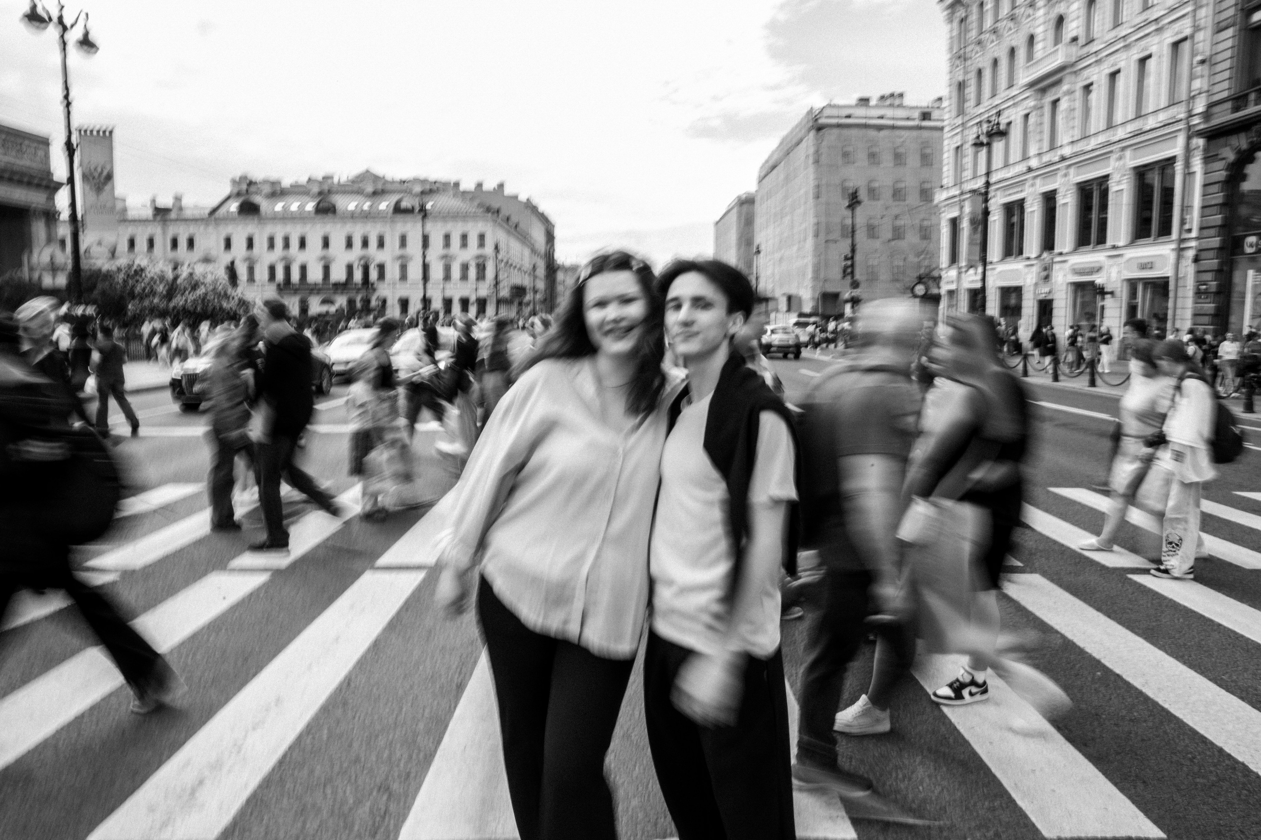Черно-белая фотография на длинной выдержке в центре города.