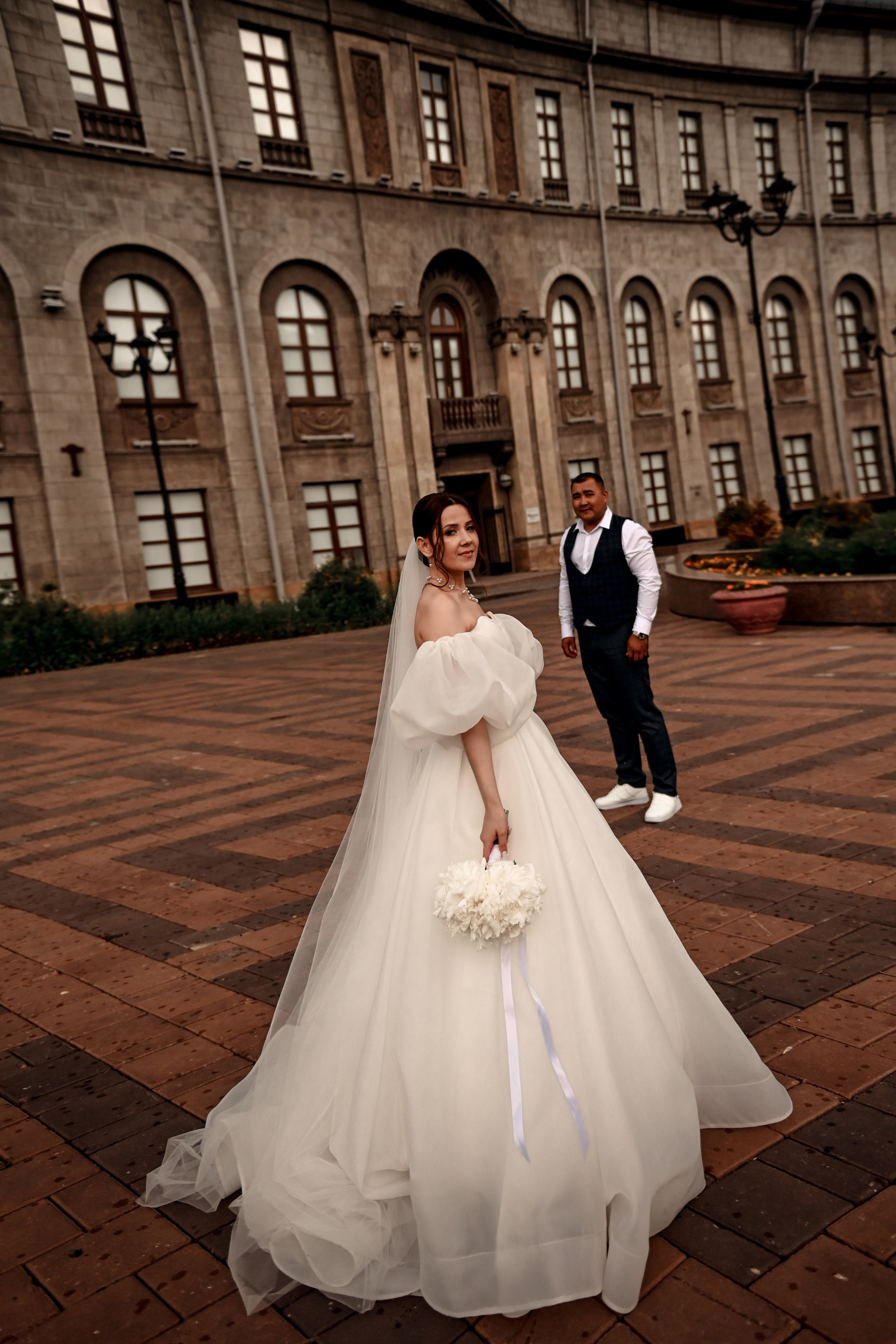 Небольшая свадебная серия в музее и прогулкой под дождем Эльмиры и Ризата. Свадебный, семейный, детский, контент фотограф в Омске Максим Ильин