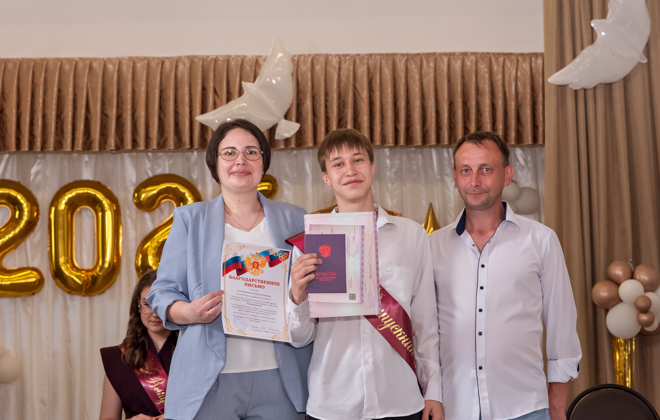 Выпускной школы № 3 вручение аттестатов в актовом зале. Свадебный и семейный фотограф в Кыштыме Челябинске Марина Шигапова
