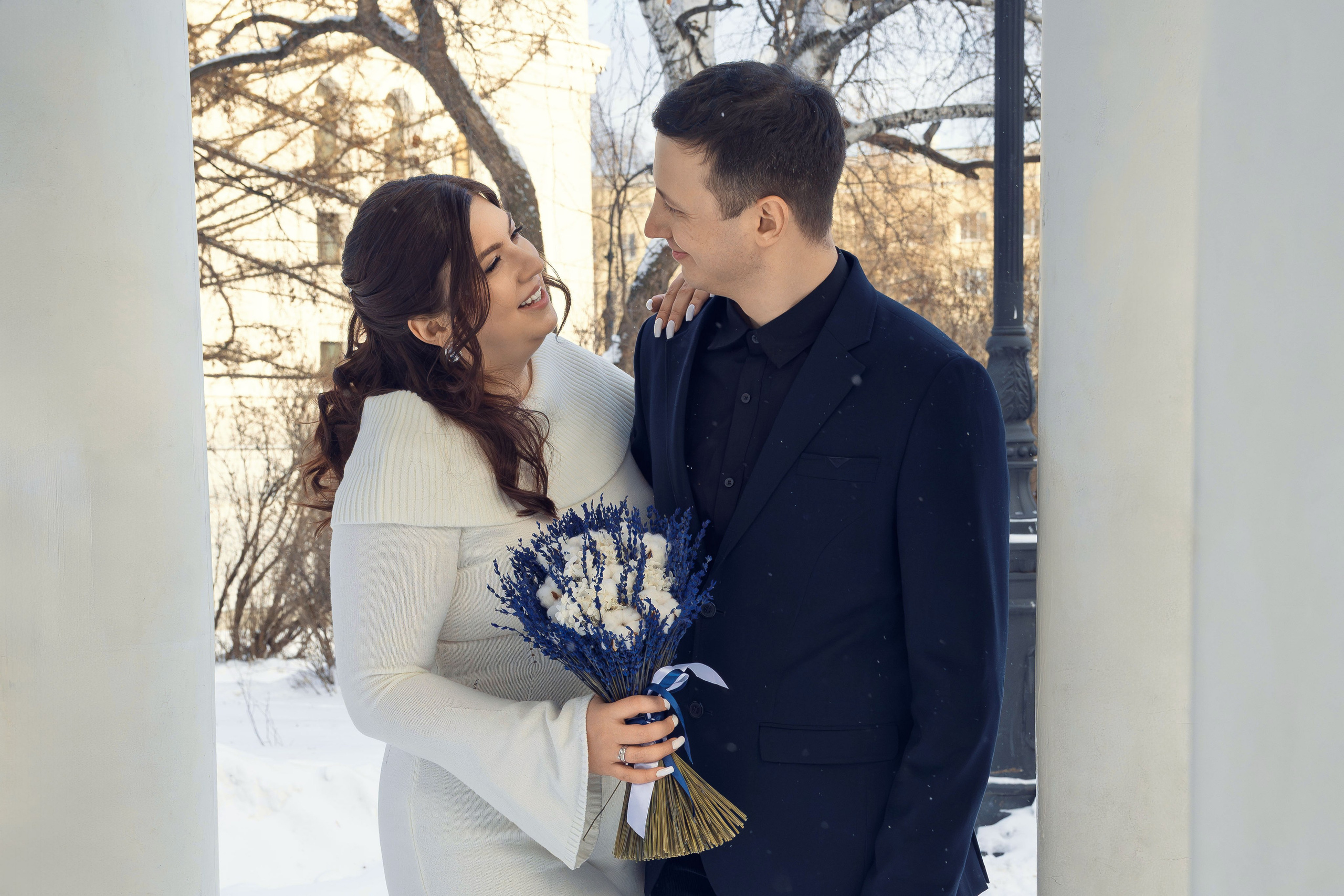 Жених и невеста обнимаются у ЗАГСа после регистрации. Невеста с букетом в руках во время церемонии в ЗАГСе. Обмен кольцами на регистрации брака в ЗАГСе. Первый поцелуй молодожёнов после регистрации в ЗАГСе. Подпись в книге регистрации брака крупным планом. Молодожёны держатся за руки в зале ЗАГСа. Выход молодожёнов из ЗАГСа под аплодисменты гостей. Свадебный портрет невесты в белом платье с букетом. Портрет жениха в костюме во время свадебной фотосессии. Совместный портрет молодожёнов на прогулке в парке. Невеста и жених идут по аллее, держась за руки. Молодожёны целуются на фоне городских улиц во время прогулки. Свадебная фотосессия в парке: жених поправляет фату невесте. Невеста смеётся, жених обнимает её со спины. Крупный план: свадебные кольца на руках молодожёнов. Детали свадьбы: букет невесты крупным планом. Невеста и жених на фоне архитектуры города во время прогулки. Молодожёны на закате: романтичный кадр со светом в контровике. Свадебная фотосессия у воды: пара смотрит друг на друга. Гости поздравляют молодожёнов у ЗАГСа, живые эмоции.