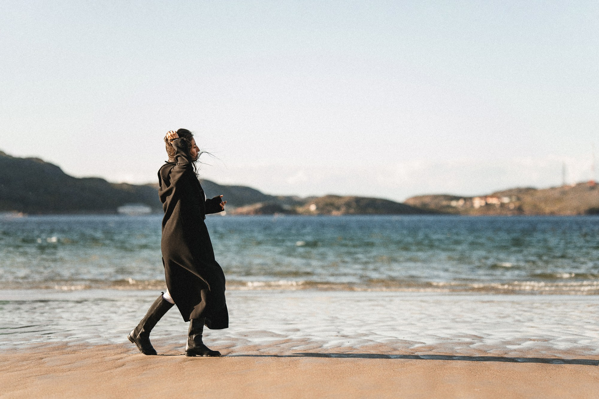 Женский портрет на берегу Баренцева моря, в Териберке. Ветер развевает волосы, светит закатное солнце, эмоциональный женский портрет. Женская сила.