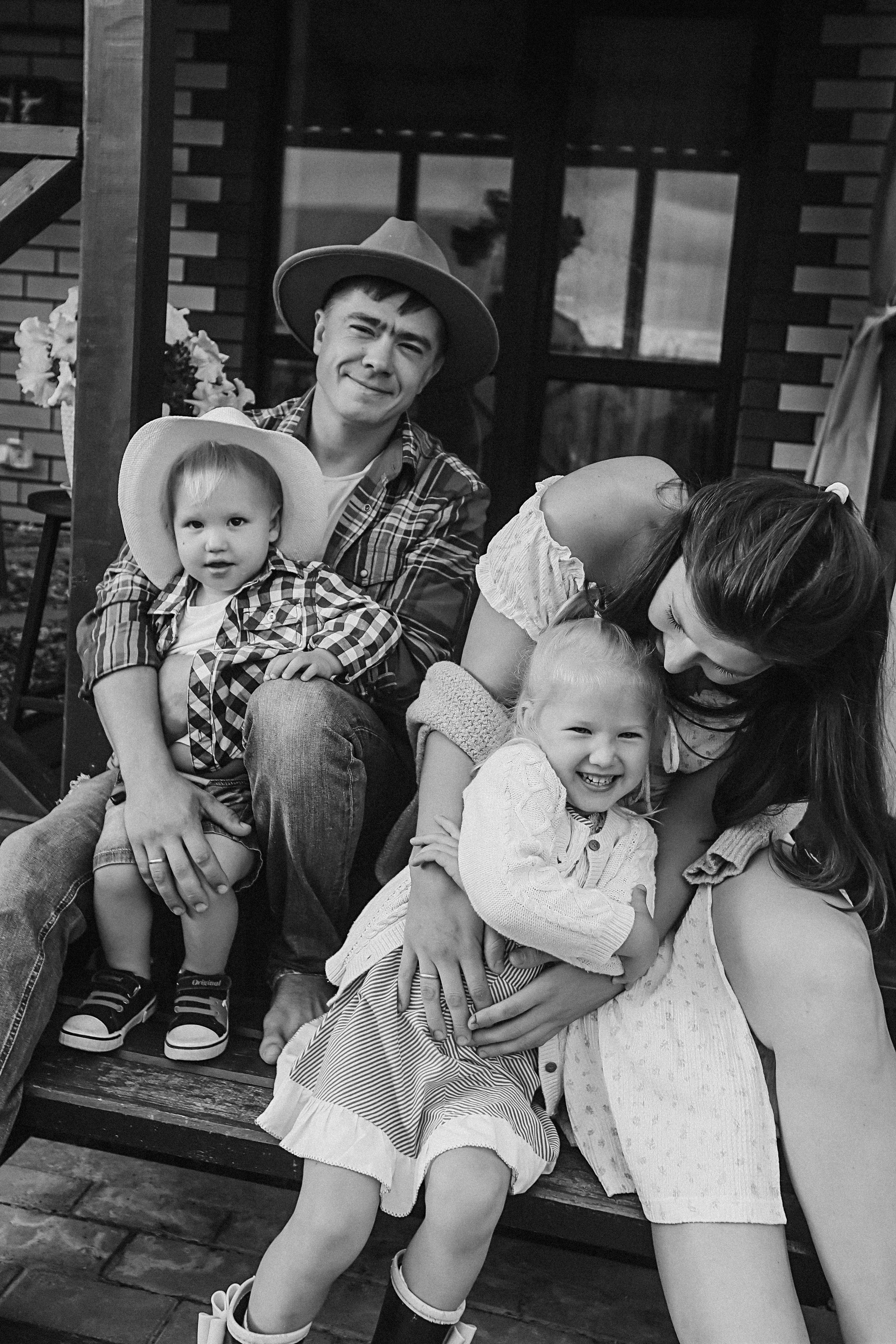 У дома. Семейный фотограф Тюмень, фотограф на роды Салмина Мария