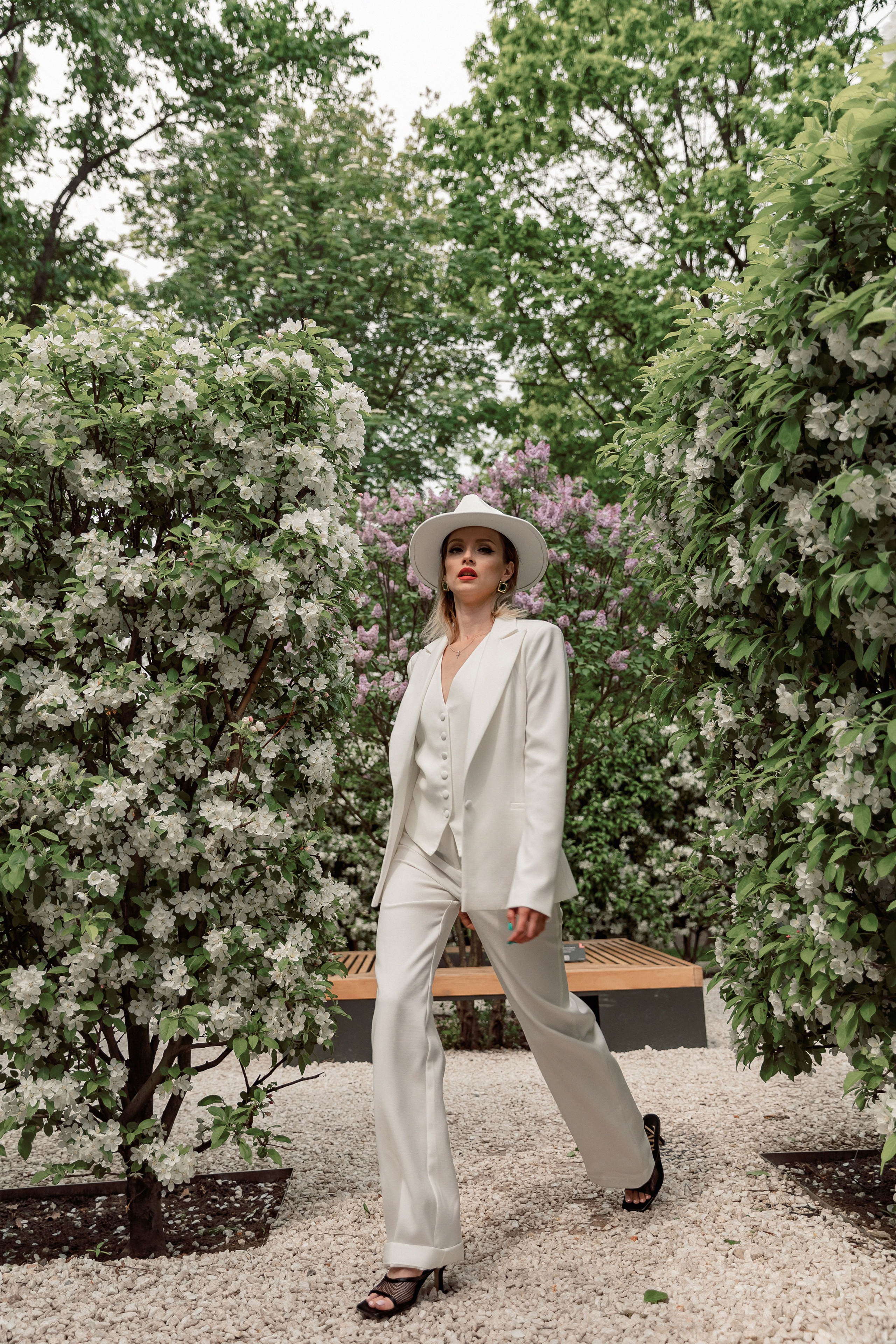 Портретная фотосессия Даши среди яблонь. Свадебный фотограф Москва