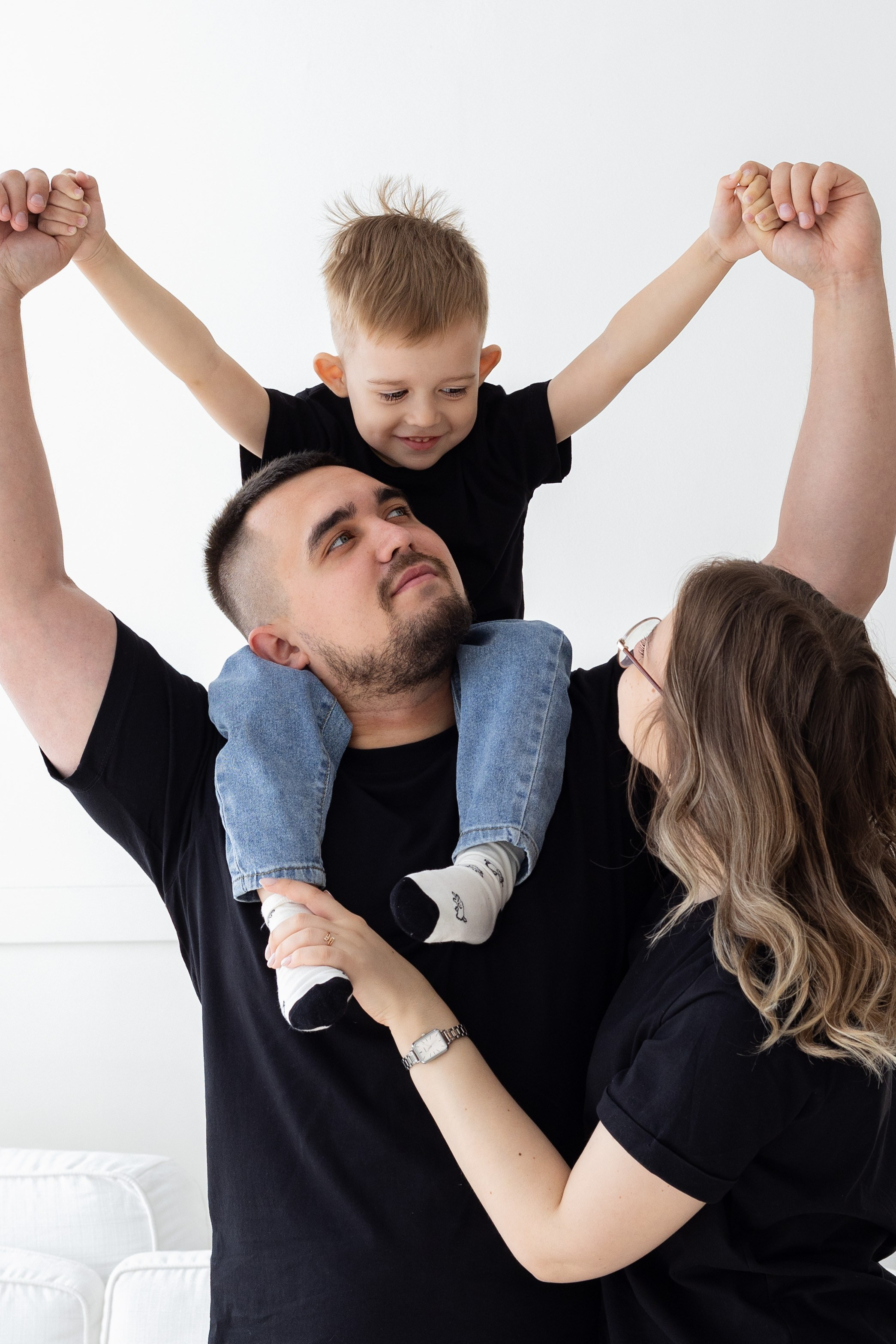 Семейная фотосессия в студии (Михаил, Крестина и Макар). Женский фотограф в Орске Новотроицке Динара Долганова