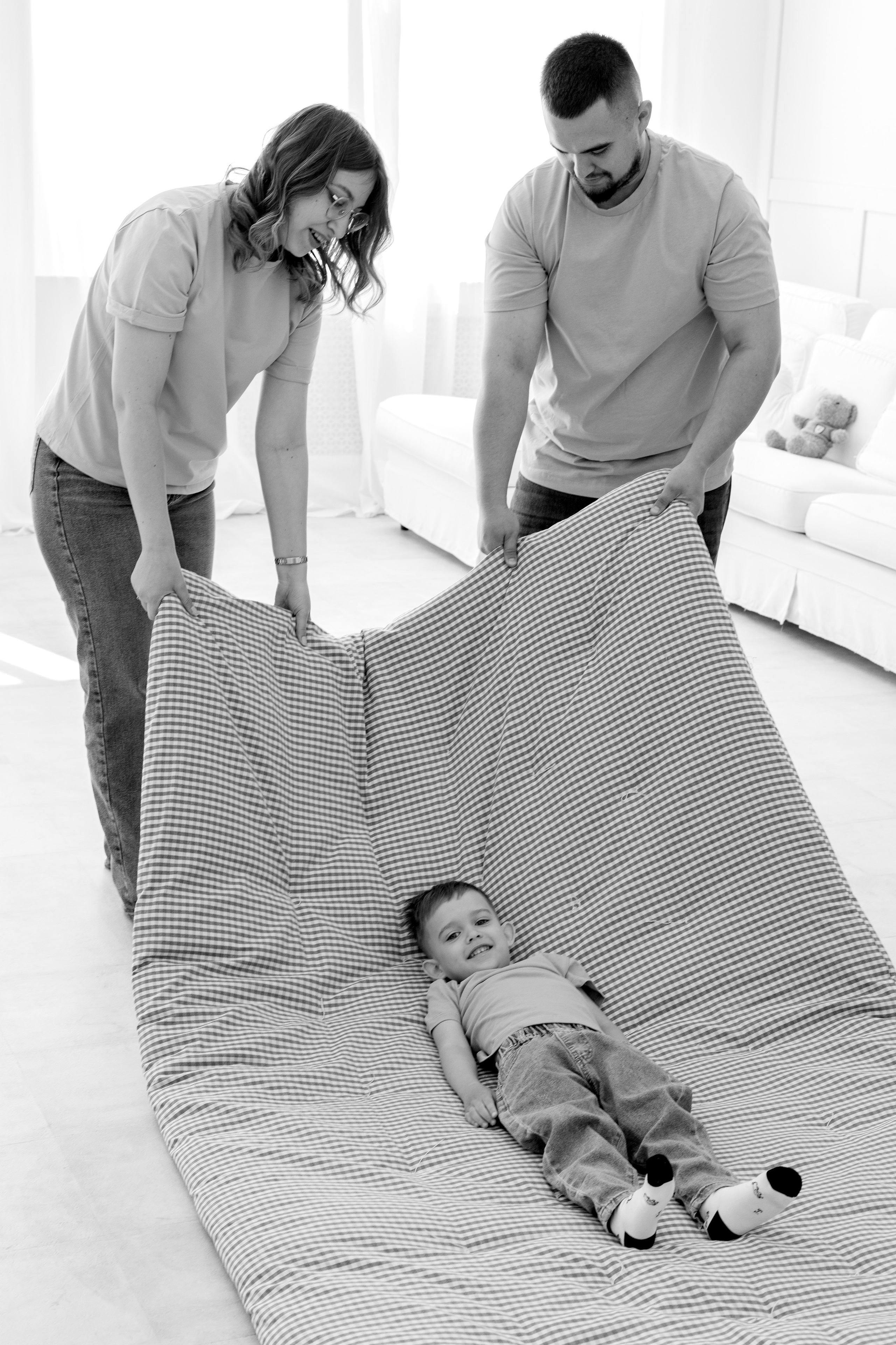 Семейная фотосессия в студии (Михаил, Крестина и Макар). Женский фотограф в Орске Новотроицке Динара Долганова