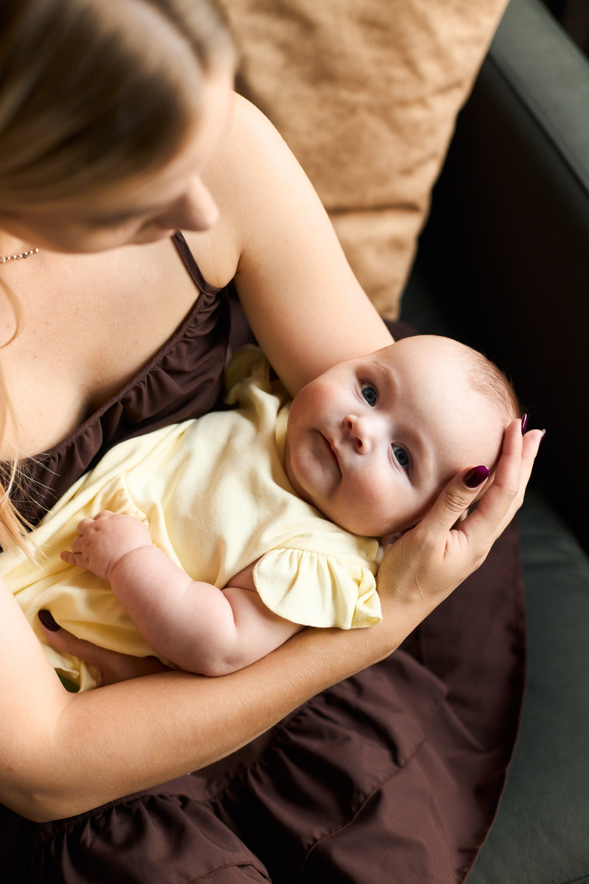Семейная фотосессия Екатеринбург фотограф семейный фотосет в студии дома Екб заказать цена съемка детей родителей фотосъемка семьи Екб. Фотограф Екатеринбург Анастасия Жерновская | Маркетплейсы и нейрофото