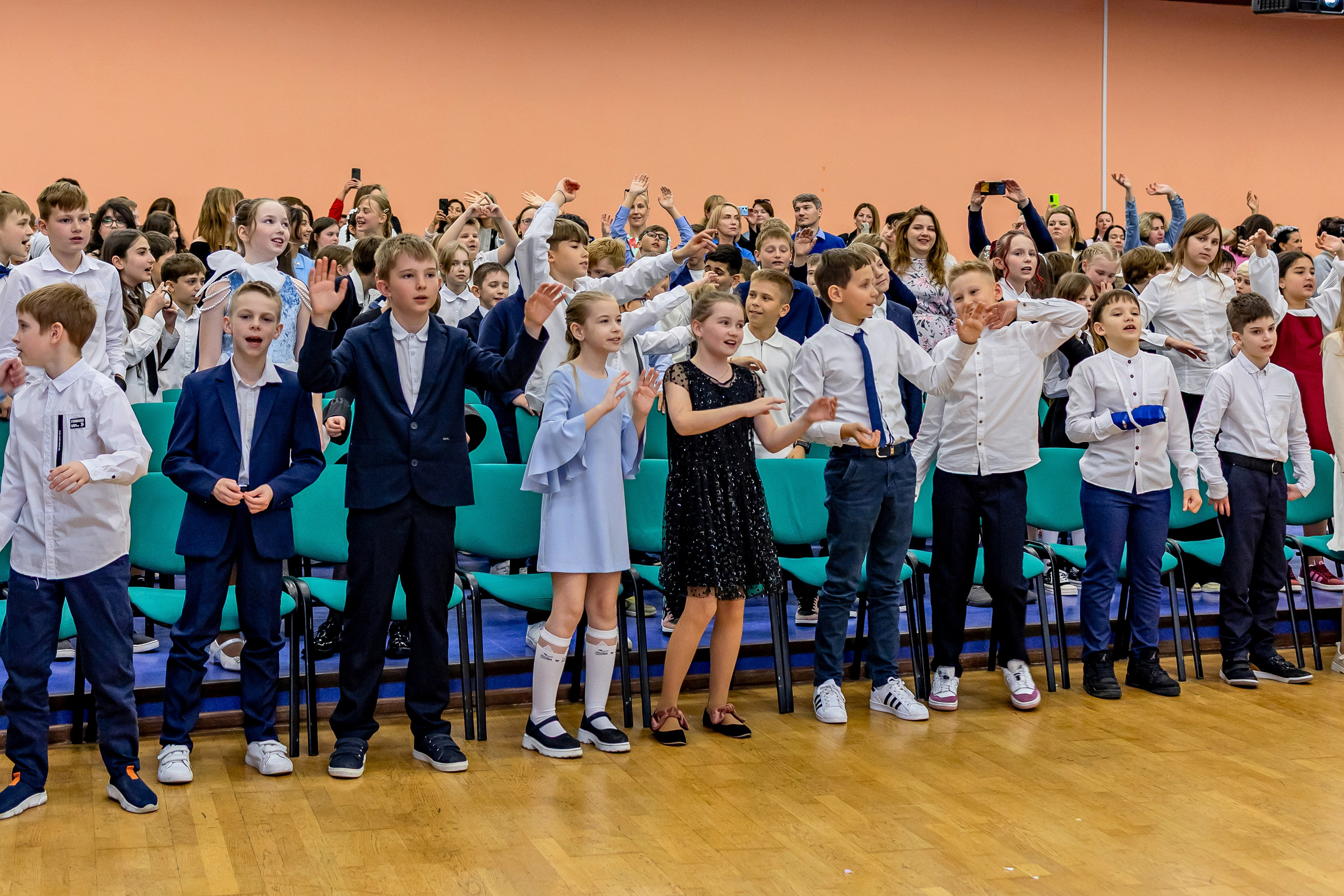Выпускной праздник в начальной школе. Фотограф и видеограф Москва. Свадебный фотограф, видеограф. Выпускные альбомы. Оживающие альбомы