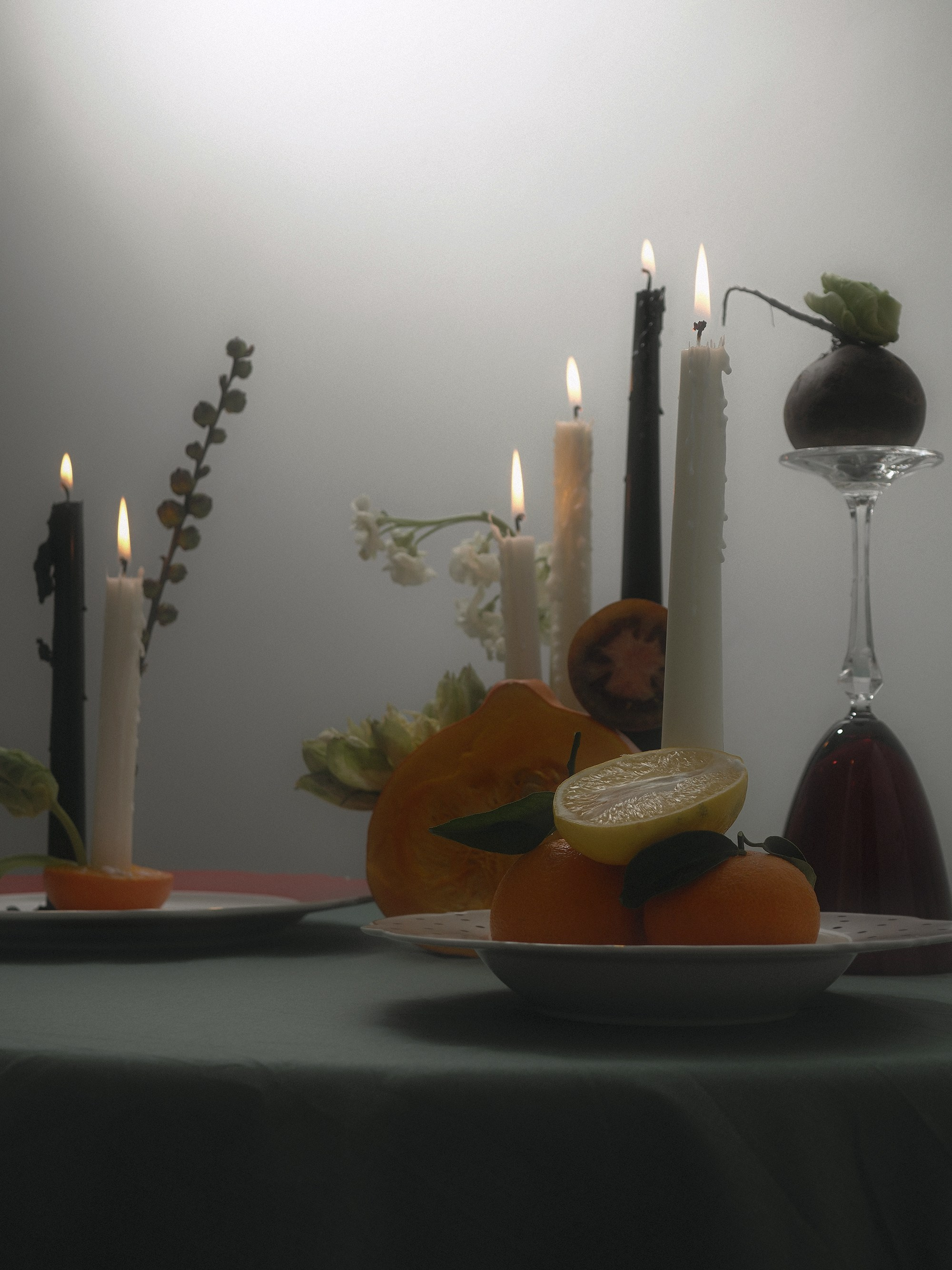 трендовый сет-дизайн новогоднего стола столовыми свечами, фруктами и овощами