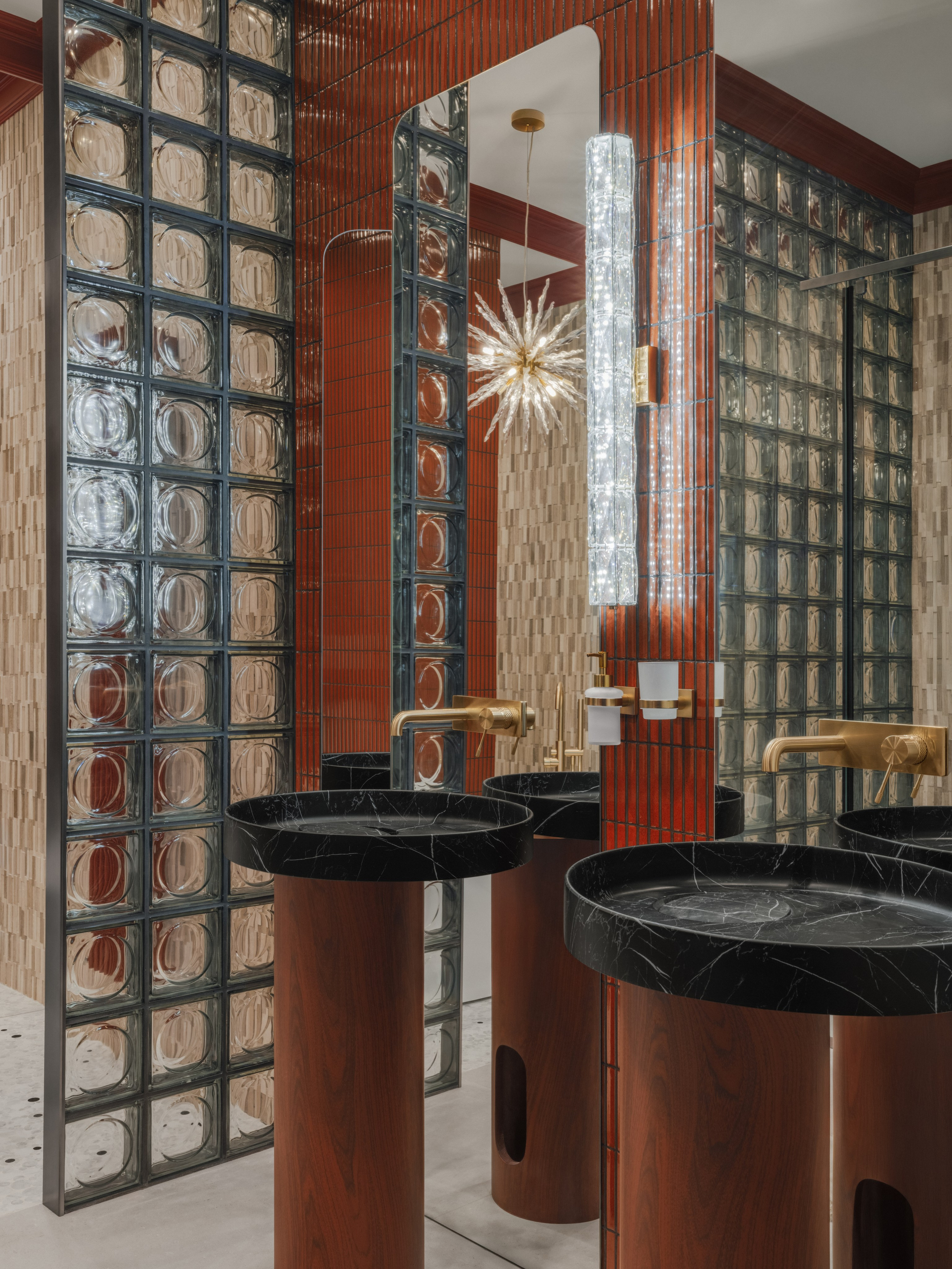 Просторная master bathroom с премиальной отделкой и дизайнерской сантехникой