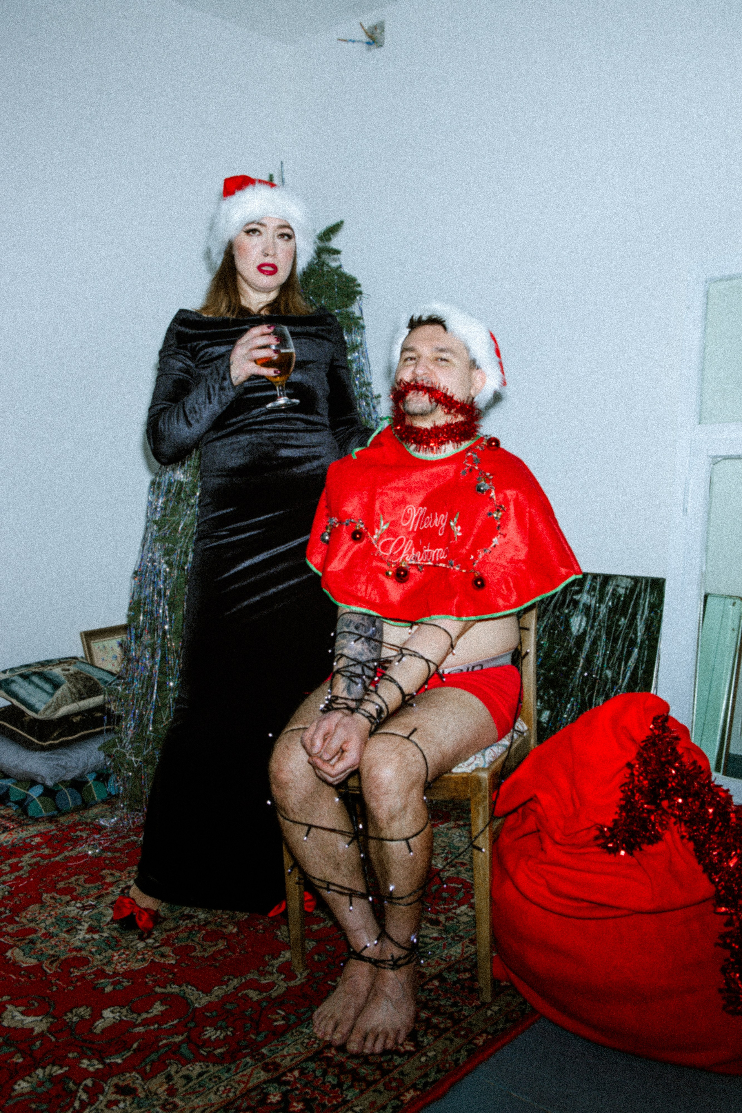 Современная Новогодняя фотосессия в стиле fine art  в юморном контексте  где Миссис Клаус в роли хулиганки .