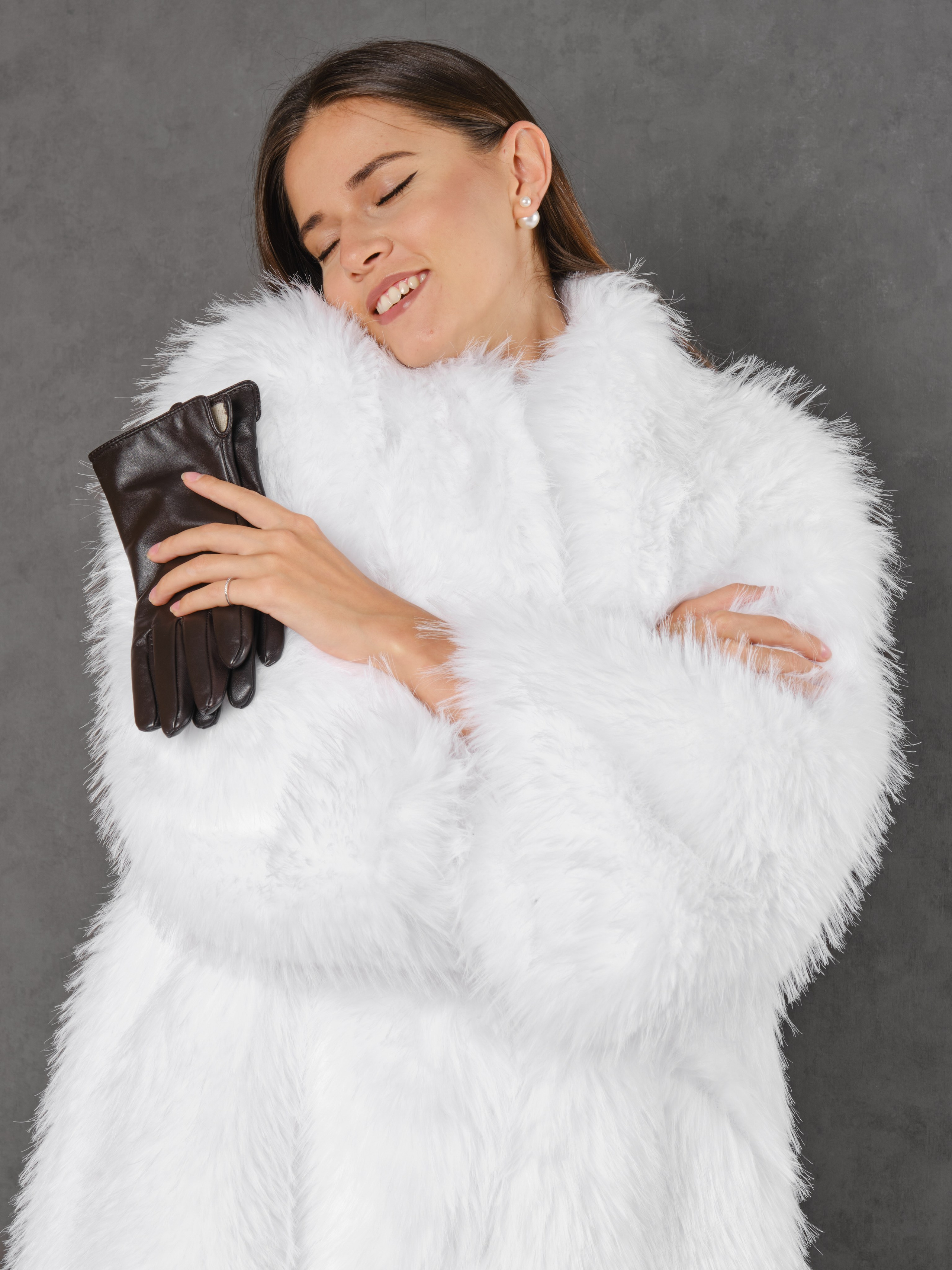 Шубы на сером фоне. Фотостудия для Wildberries Ozon