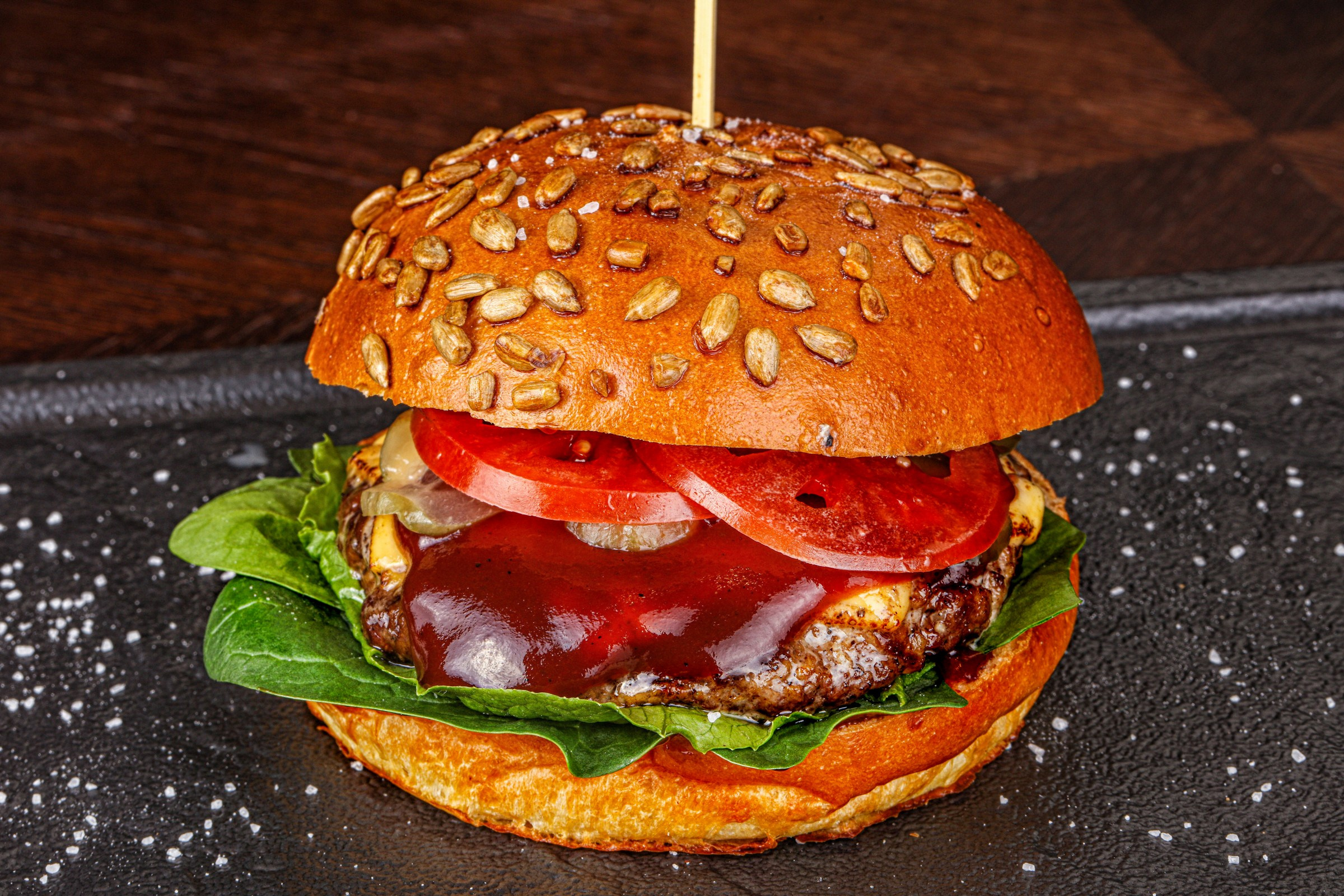 Фотосъемка бургеров и гамбургеров. Заказ по тел.: +7 (906) 006-90-22. Фуд-фотограф Андрей Старостин — съемка еды в Москве. 9000 руб. в час