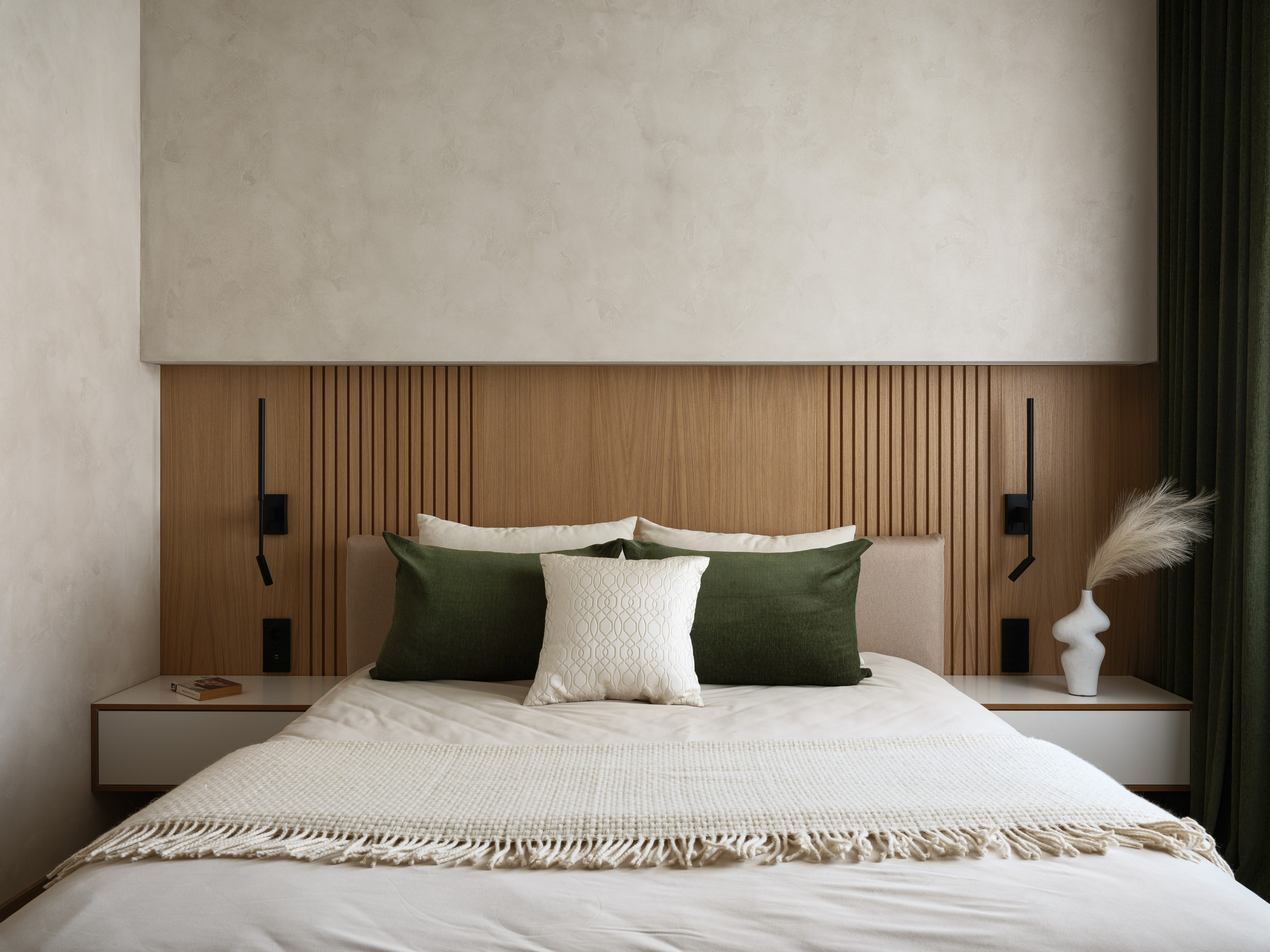 Интерьер спальни с зелёными акцентами, деревянной отделкой и минималистичными светильниками. Дизайн создан Наталией Шелепниковой, фотограф Сергей Денисенко, стилист Алёна Бершацкая.