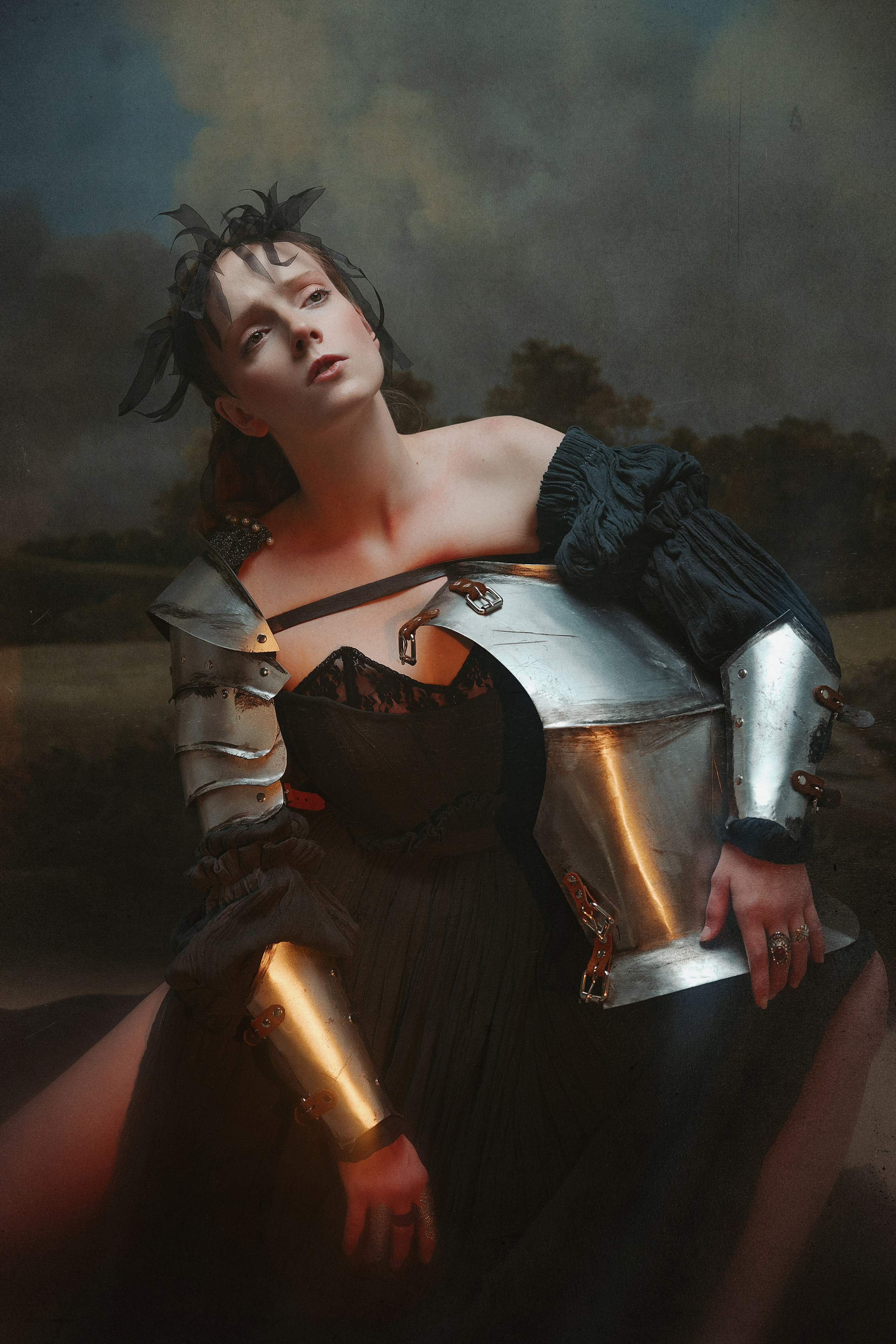 Красивая девушка держит доспехи.