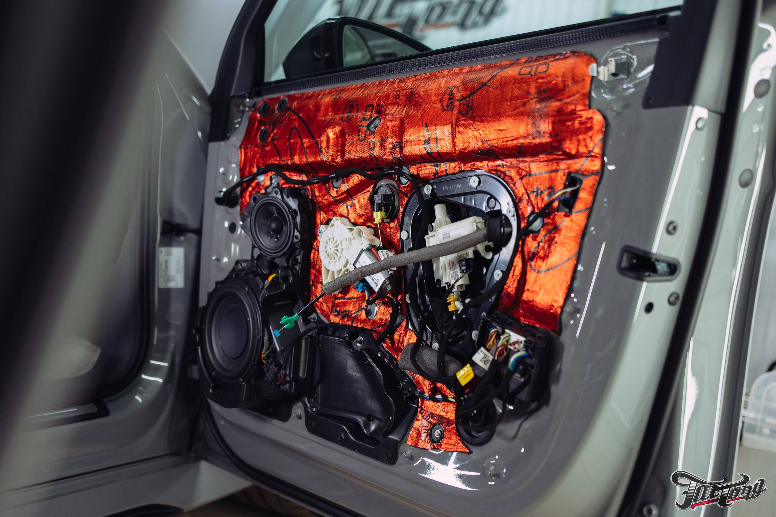 Audi RS6 снятие старой шумоизоляции и нанесение новой. DeLorein